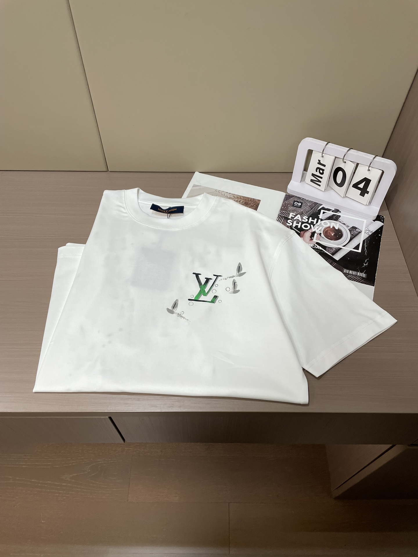 Lv 2026春夏新款首发专柜最新款短袖圆领T恤 高端订制 设计前卫时尚！品牌logo重工艺设计 高端定