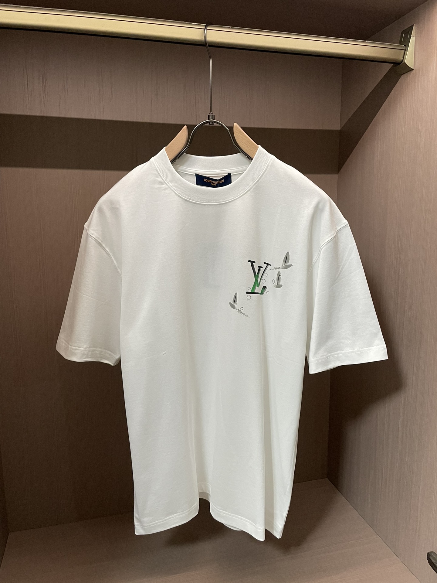 Lv 2026春夏新款首发专柜最新款短袖圆领T恤 高端订制 设计前卫时尚！品牌logo重工艺设计 高端定