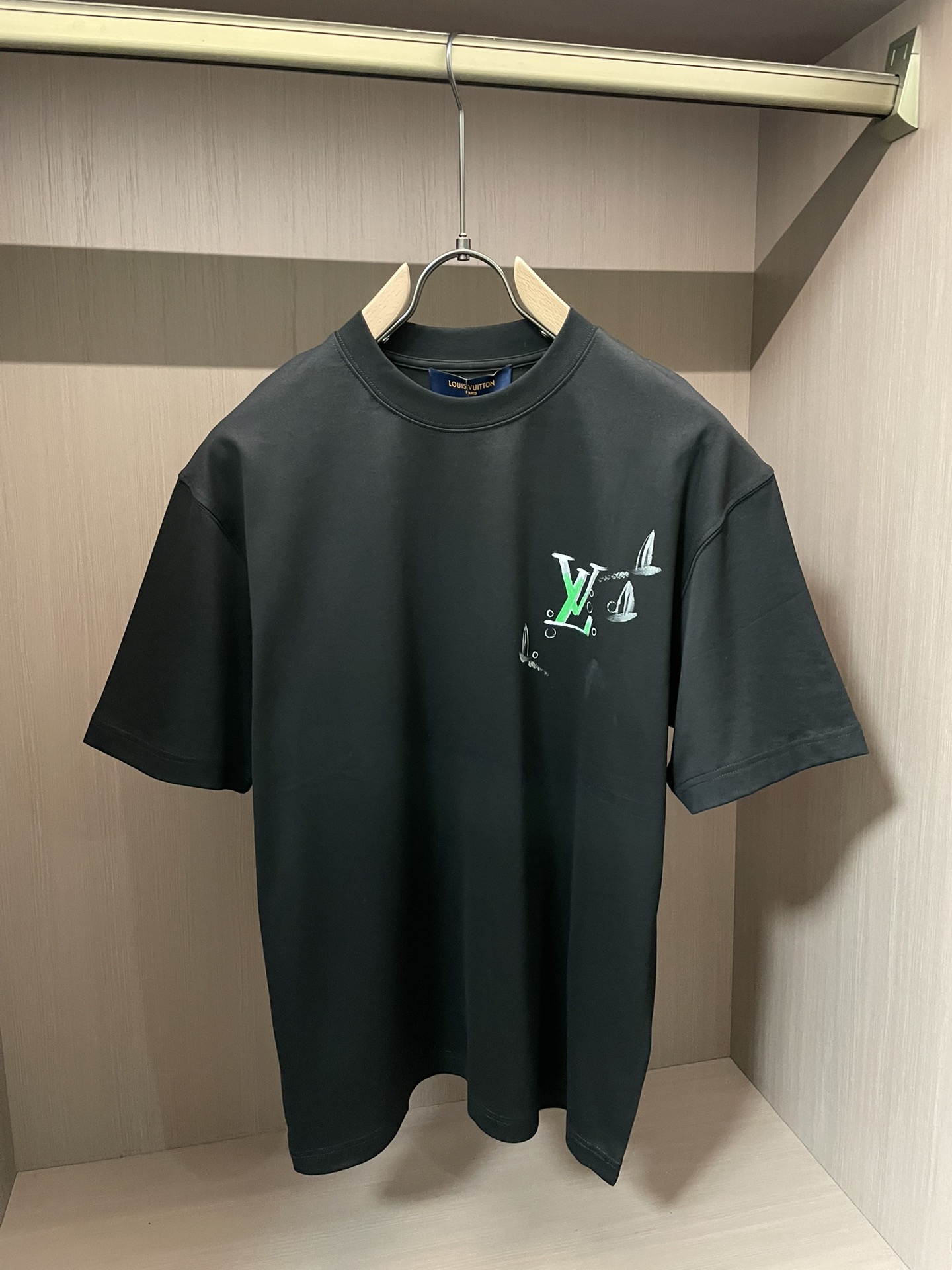 Lv 2026春夏新款首发专柜最新款短袖圆领T恤 高端订制 设计前卫时尚！品牌logo重工艺设计 高端定