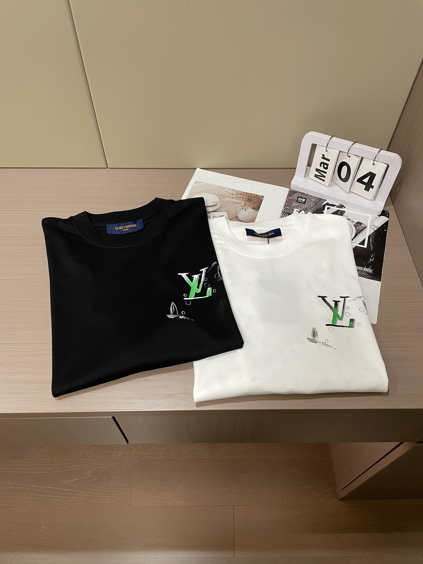 Lv 2026春夏新款首发专柜最新款短袖圆领T恤 高端订制 设计前卫时尚！品牌logo重工艺设计 高端定