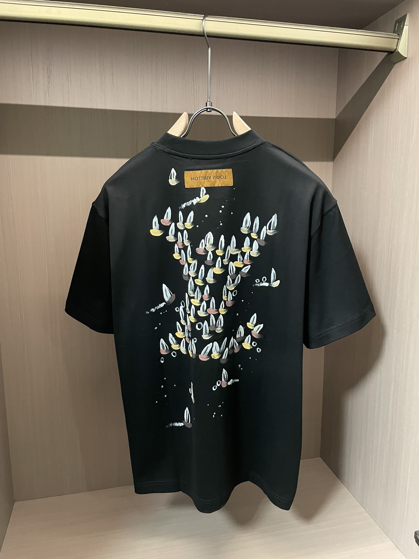 Lv 2026春夏新款首发专柜最新款短袖圆领T恤 高端订制 设计前卫时尚！品牌logo重工艺设计 高端定