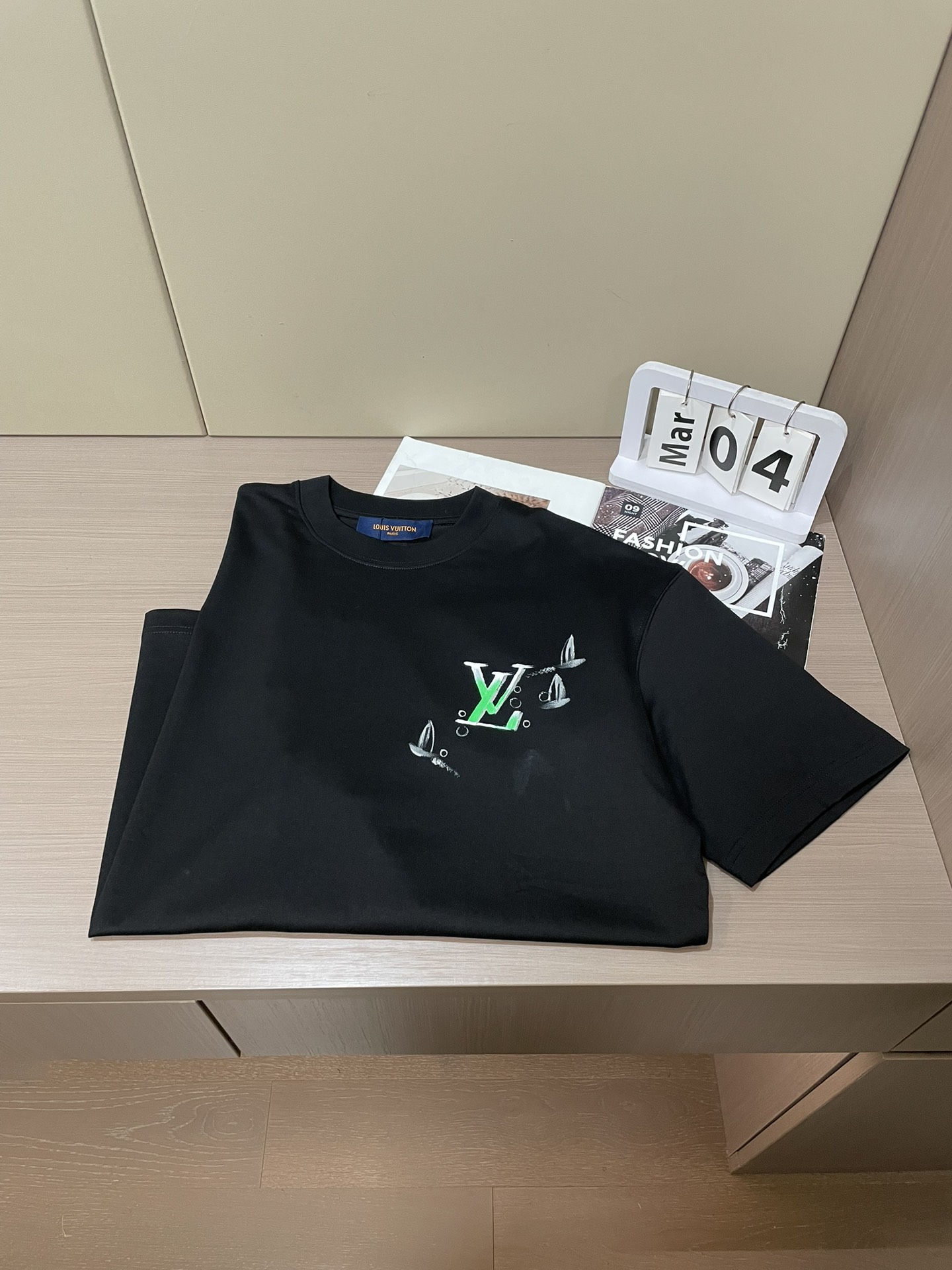 Lv 2026春夏新款首发专柜最新款短袖圆领T恤 高端订制 设计前卫时尚！品牌logo重工艺设计 高端定
