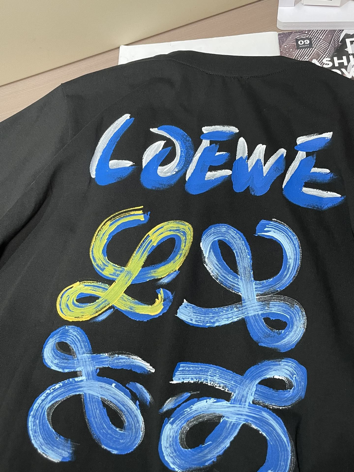 Loewe  2026春夏新款首发专柜最新款短袖圆领T恤 高端订制 设计前卫时尚！品牌logo重工艺设计