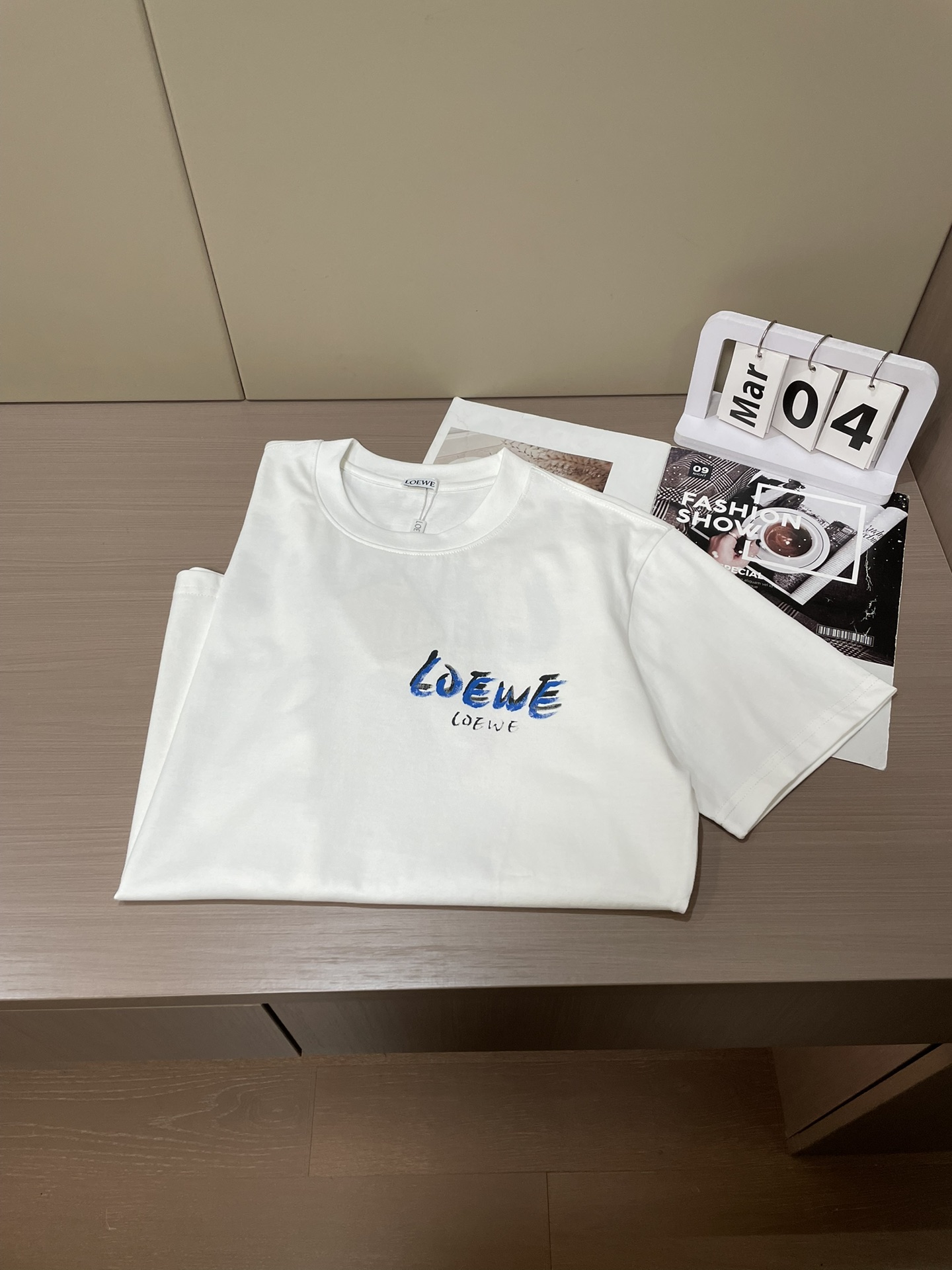Loewe  2026春夏新款首发专柜最新款短袖圆领T恤 高端订制 设计前卫时尚！品牌logo重工艺设计