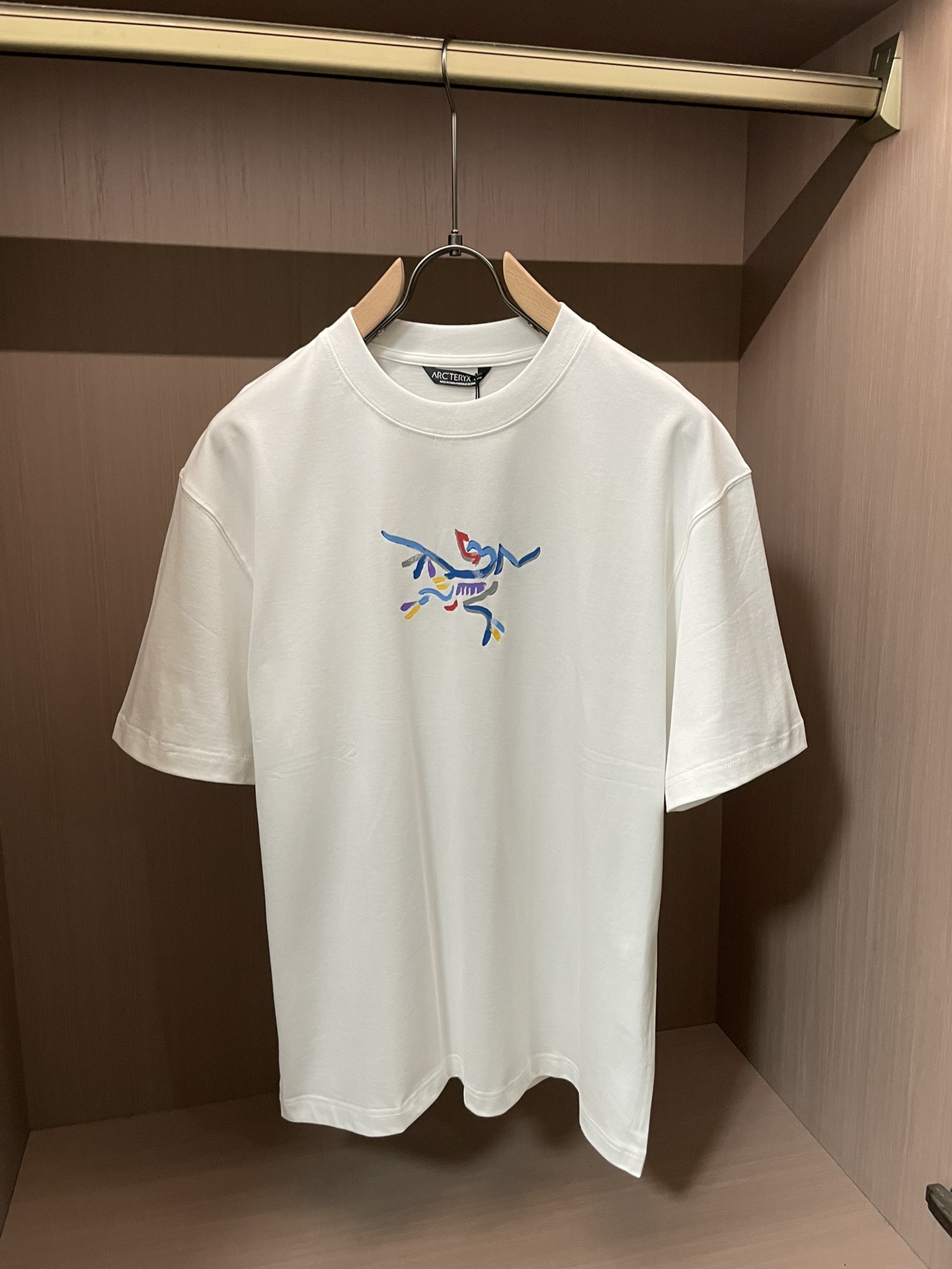始祖鸟 2026春夏新款首发专柜最新款短袖圆领T恤 高端订制 设计前卫时尚！品牌logo重工艺设计 高端