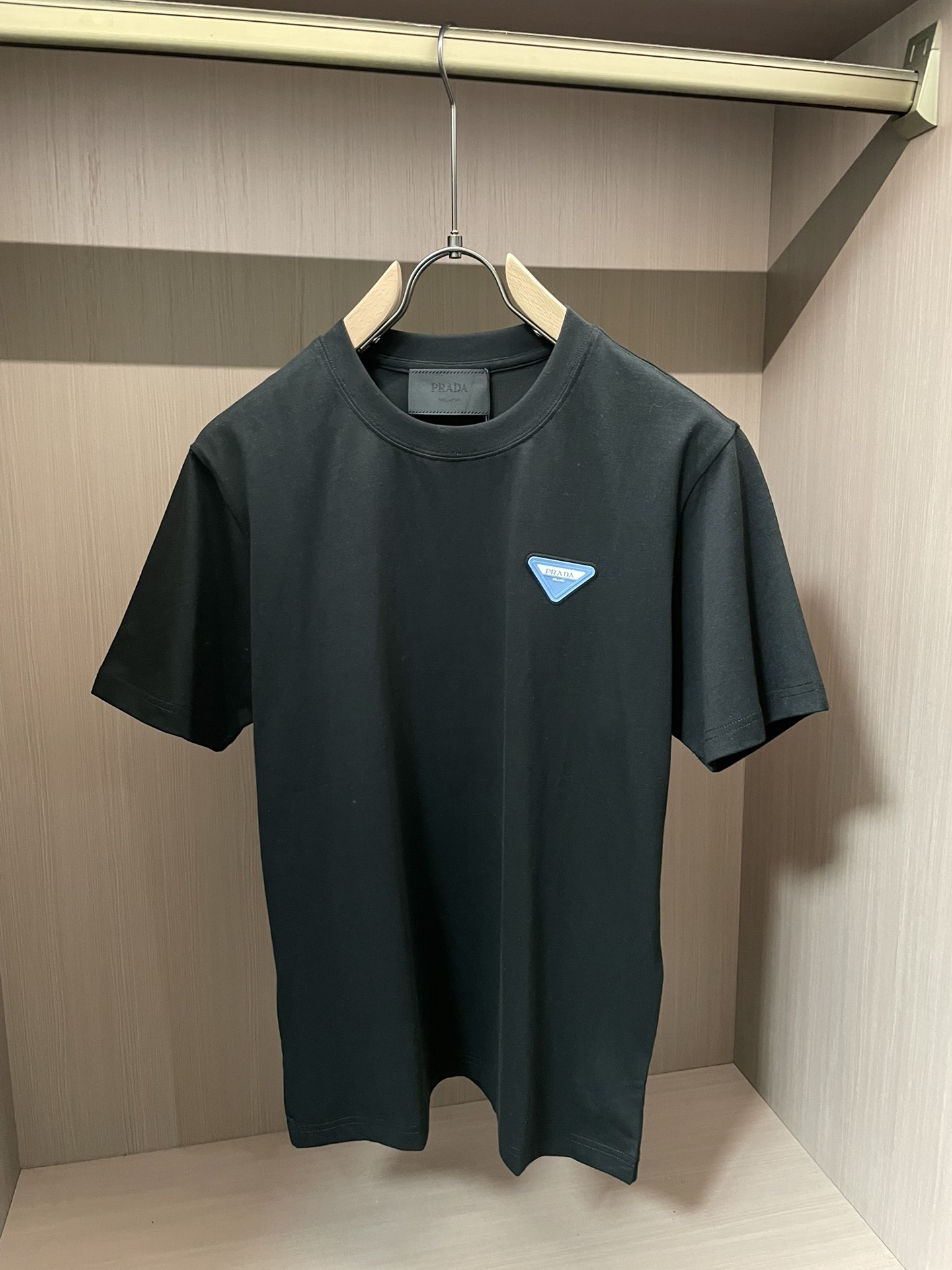 Prad 2026春夏新款首发专柜最新款短袖圆领T恤 高端订制 设计前卫时尚！品牌logo重工艺设计 高