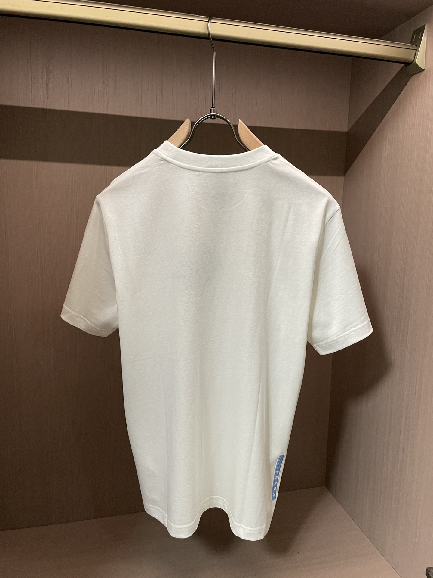 Prad 2026春夏新款首发专柜最新款短袖圆领T恤 高端订制 设计前卫时尚！品牌logo重工艺设计 高