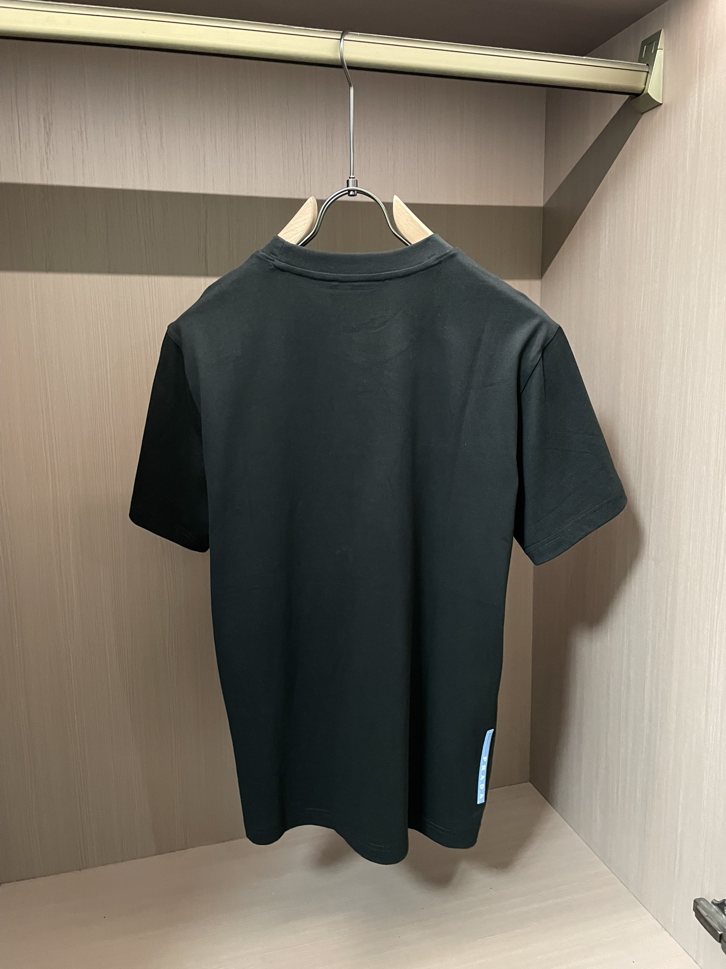 Prad 2026春夏新款首发专柜最新款短袖圆领T恤 高端订制 设计前卫时尚！品牌logo重工艺设计 高