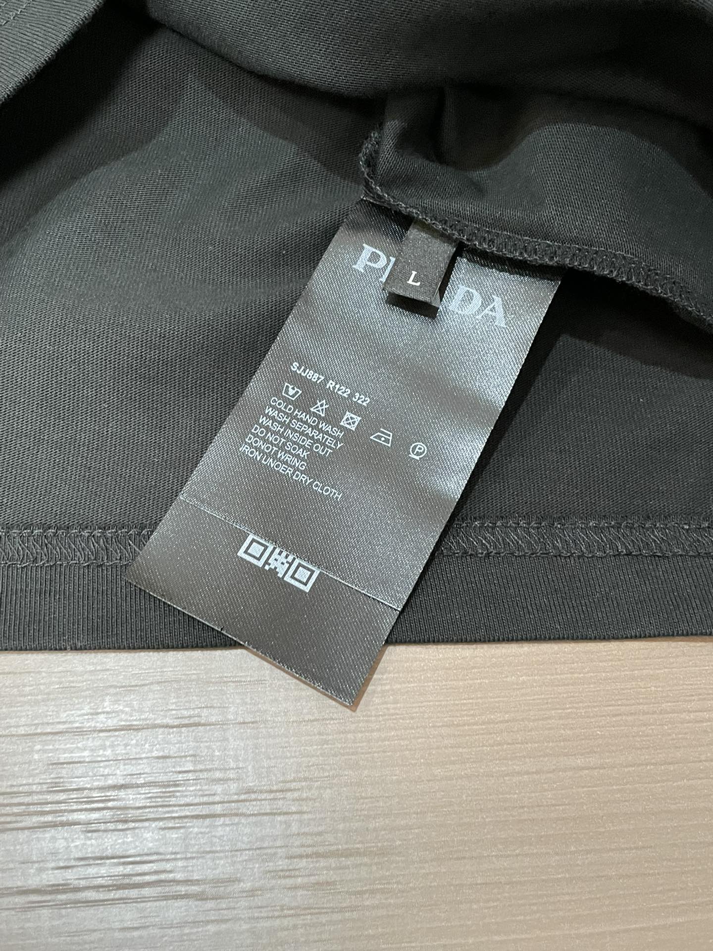 Prad 2026春夏新款首发专柜最新款短袖圆领T恤 高端订制 设计前卫时尚！品牌logo重工艺设计 高
