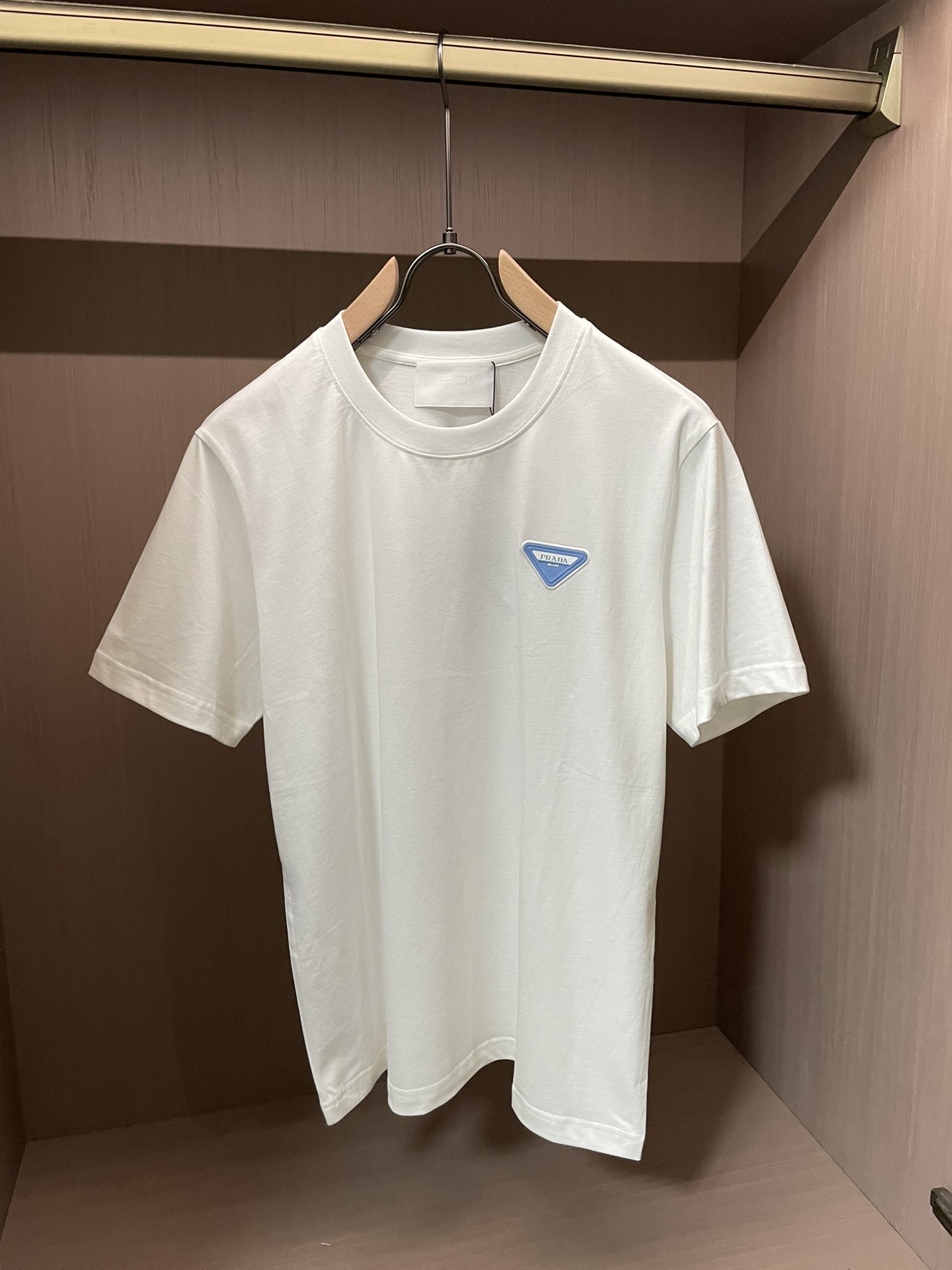 Prad 2026春夏新款首发专柜最新款短袖圆领T恤 高端订制 设计前卫时尚！品牌logo重工艺设计 高