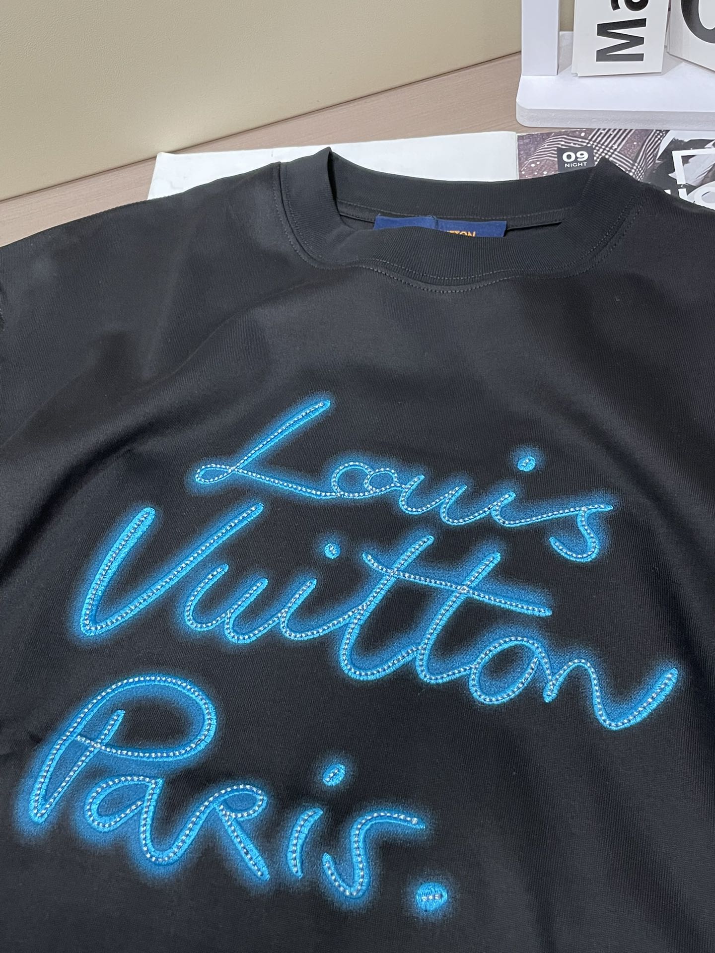 Lv 2026春夏新款首发专柜最新款短袖圆领T恤 高端订制 设计前卫时尚！品牌logo重工艺设计 高端定