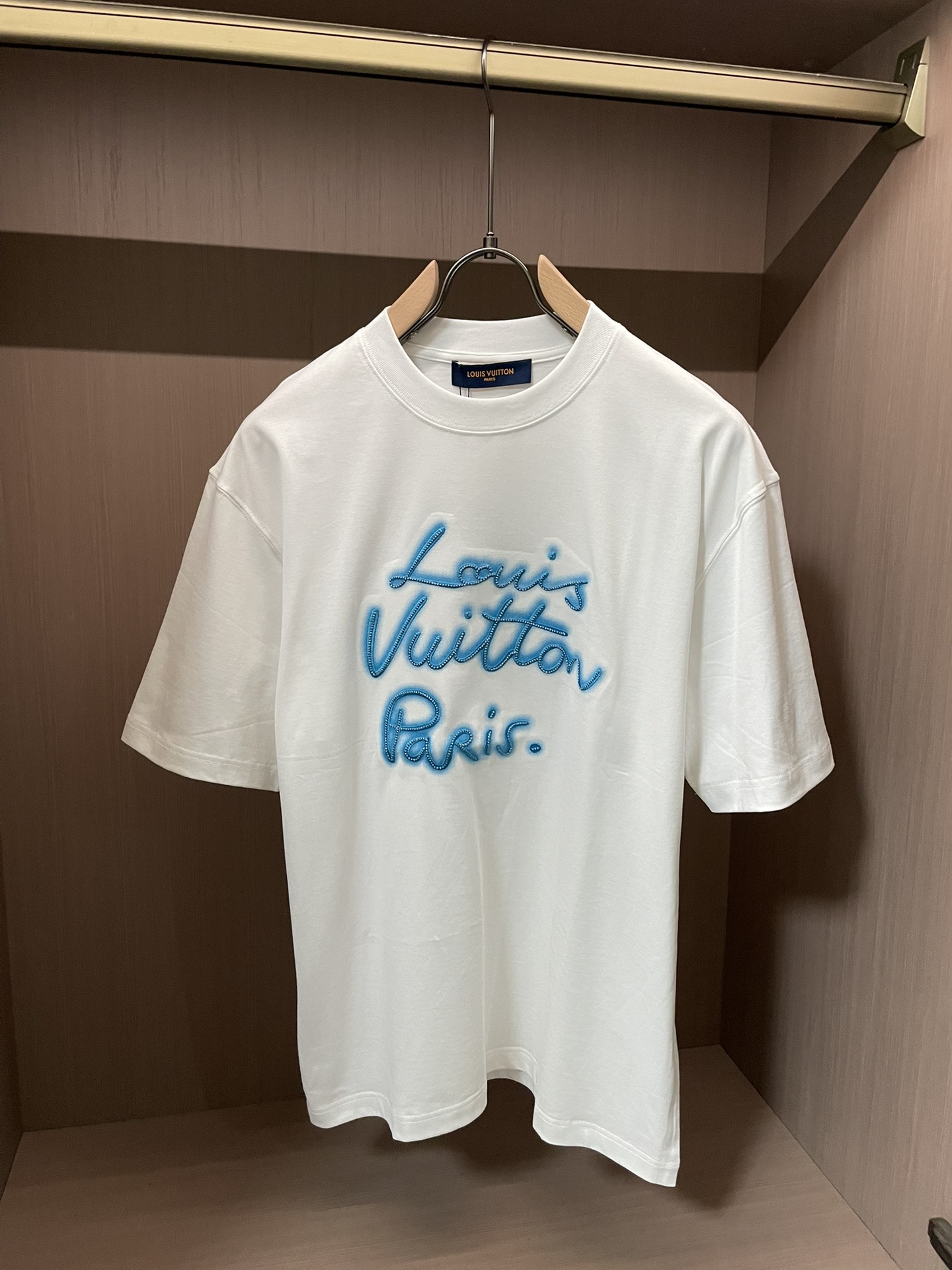 Lv 2026春夏新款首发专柜最新款短袖圆领T恤 高端订制 设计前卫时尚！品牌logo重工艺设计 高端定