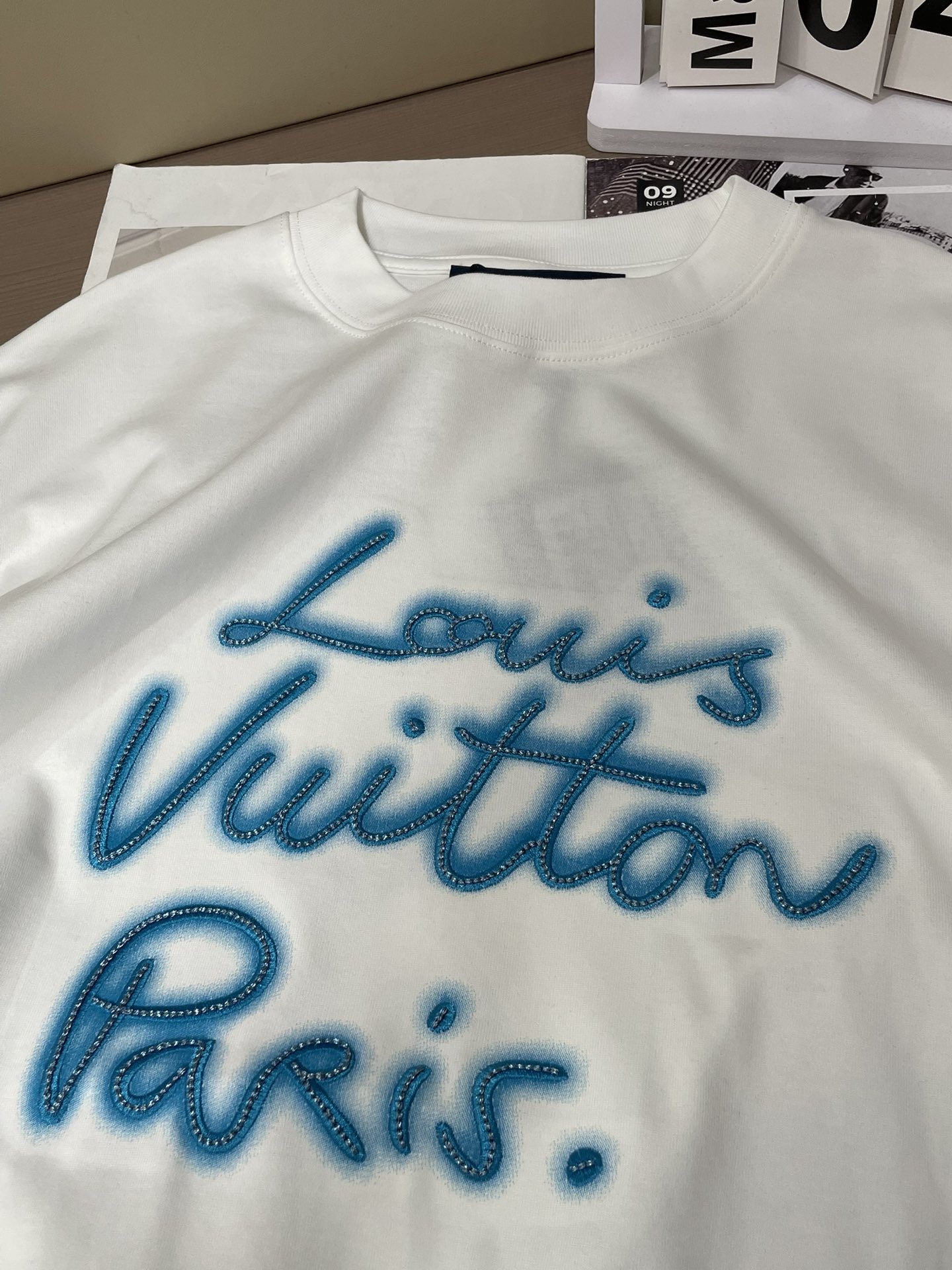 Lv 2026春夏新款首发专柜最新款短袖圆领T恤 高端订制 设计前卫时尚！品牌logo重工艺设计 高端定