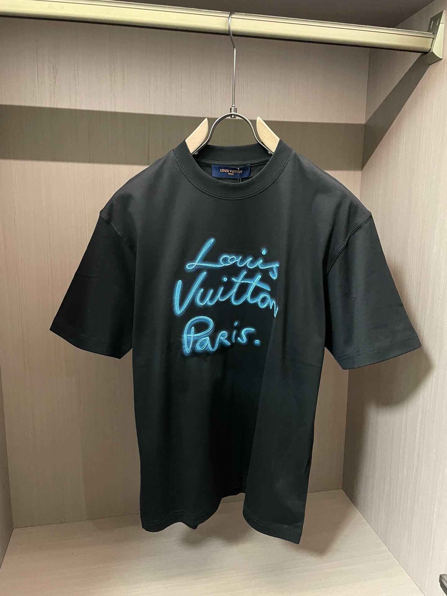Lv 2026春夏新款首发专柜最新款短袖圆领T恤 高端订制 设计前卫时尚！品牌logo重工艺设计 高端定