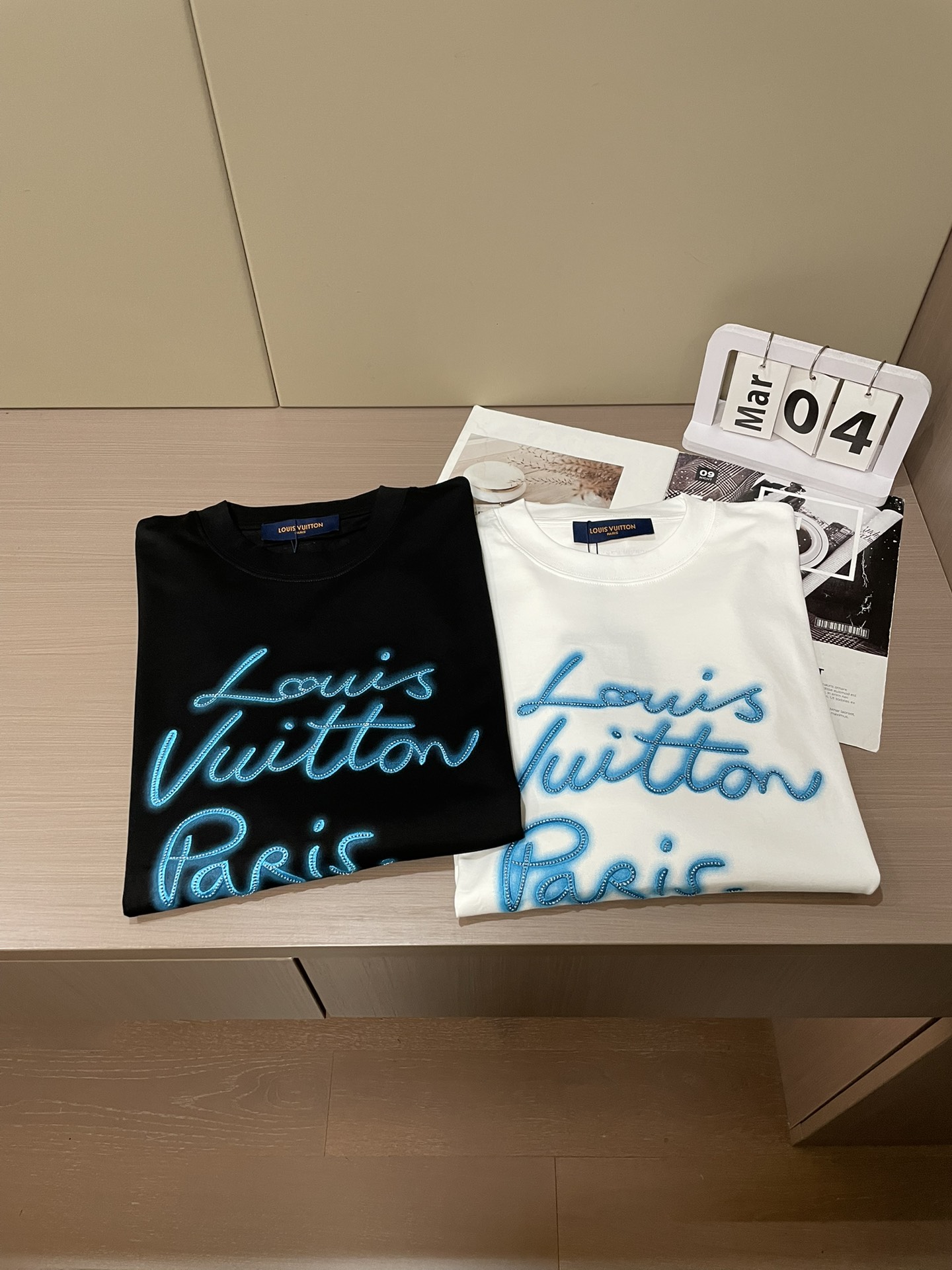 Lv 2026春夏新款首发专柜最新款短袖圆领T恤 高端订制 设计前卫时尚！品牌logo重工艺设计 高端定