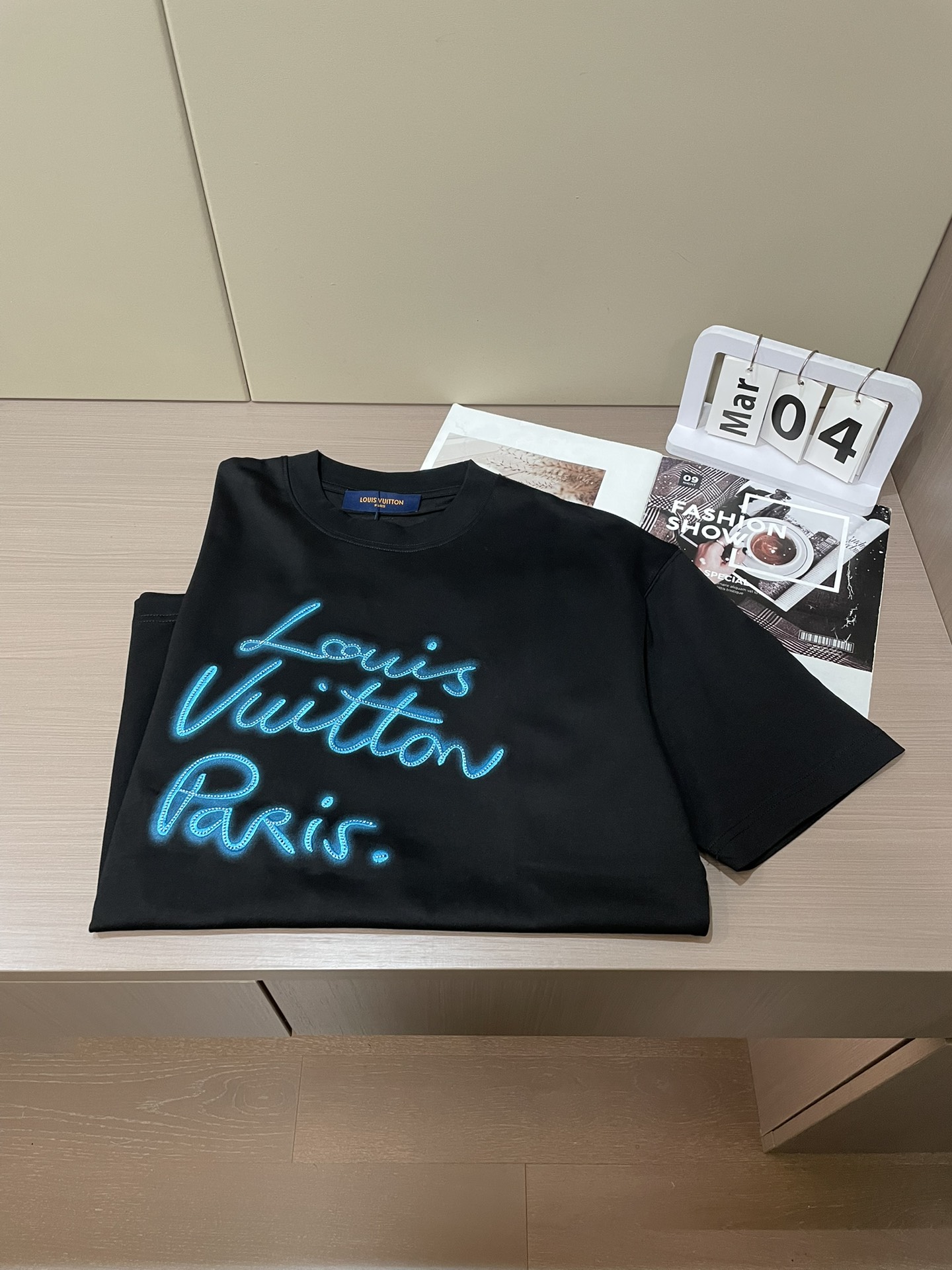 Lv 2026春夏新款首发专柜最新款短袖圆领T恤 高端订制 设计前卫时尚！品牌logo重工艺设计 高端定