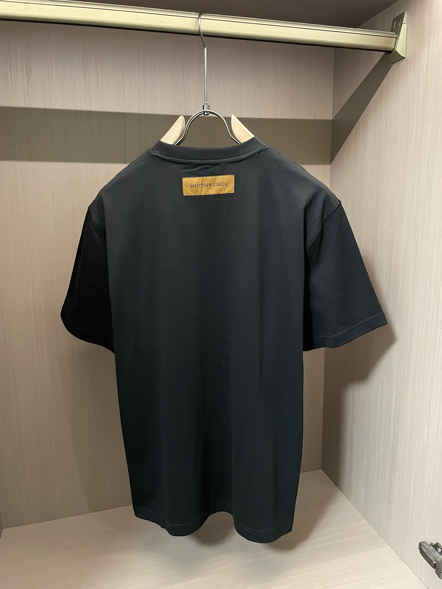 Lv 2026春夏新款首发专柜最新款短袖圆领T恤 高端订制 设计前卫时尚！品牌logo重工艺设计 高端定
