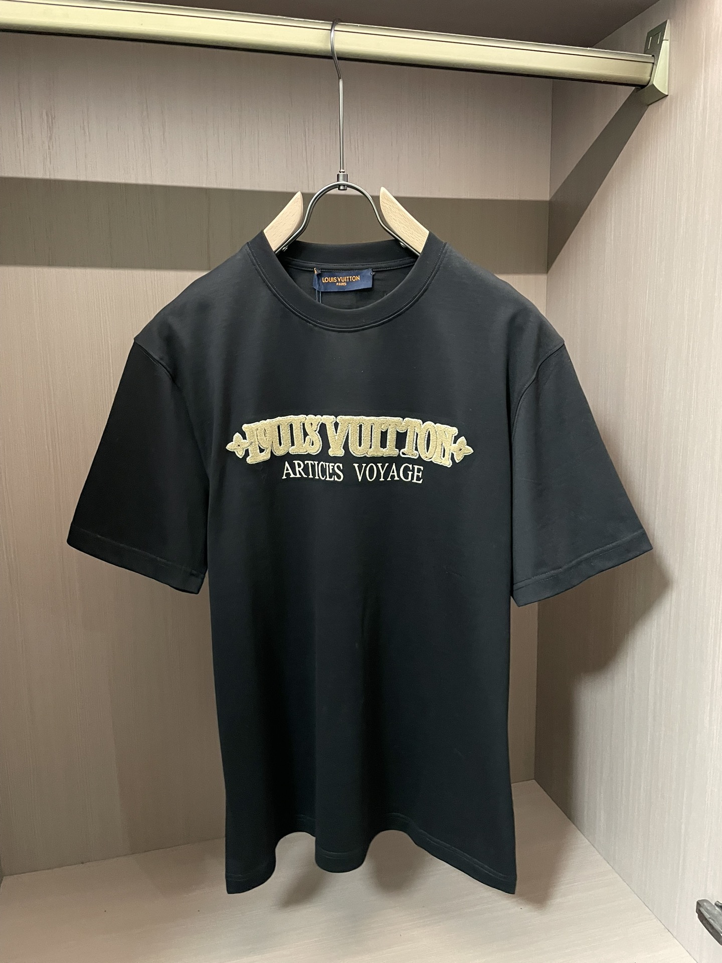 Lv 2026春夏新款首发专柜最新款短袖圆领T恤 高端订制 设计前卫时尚！品牌logo重工艺设计 高端定