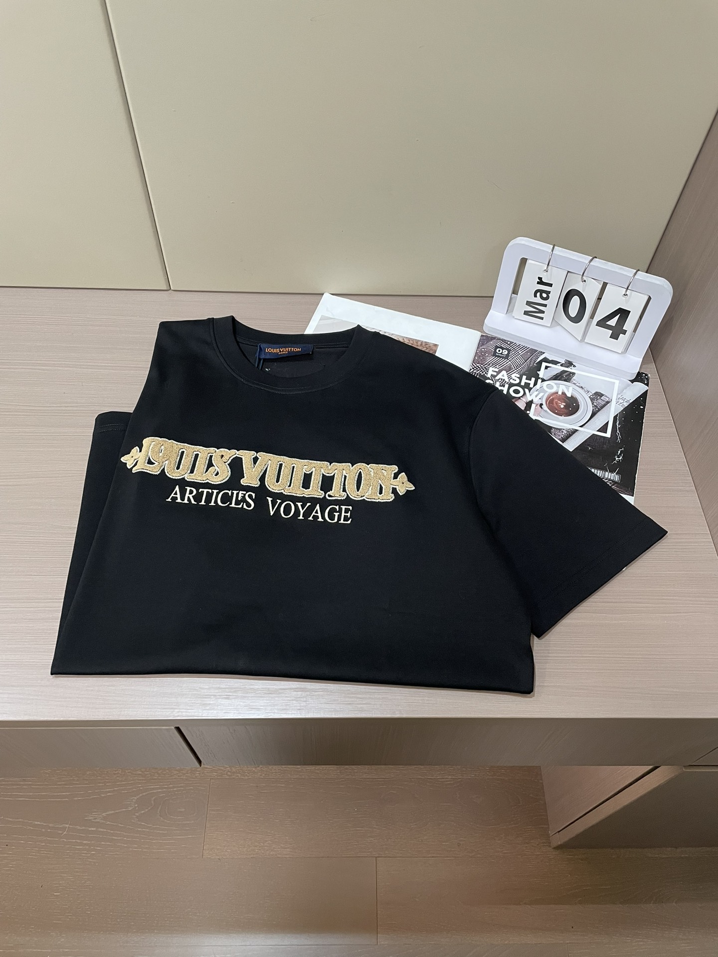 Lv 2026春夏新款首发专柜最新款短袖圆领T恤 高端订制 设计前卫时尚！品牌logo重工艺设计 高端定