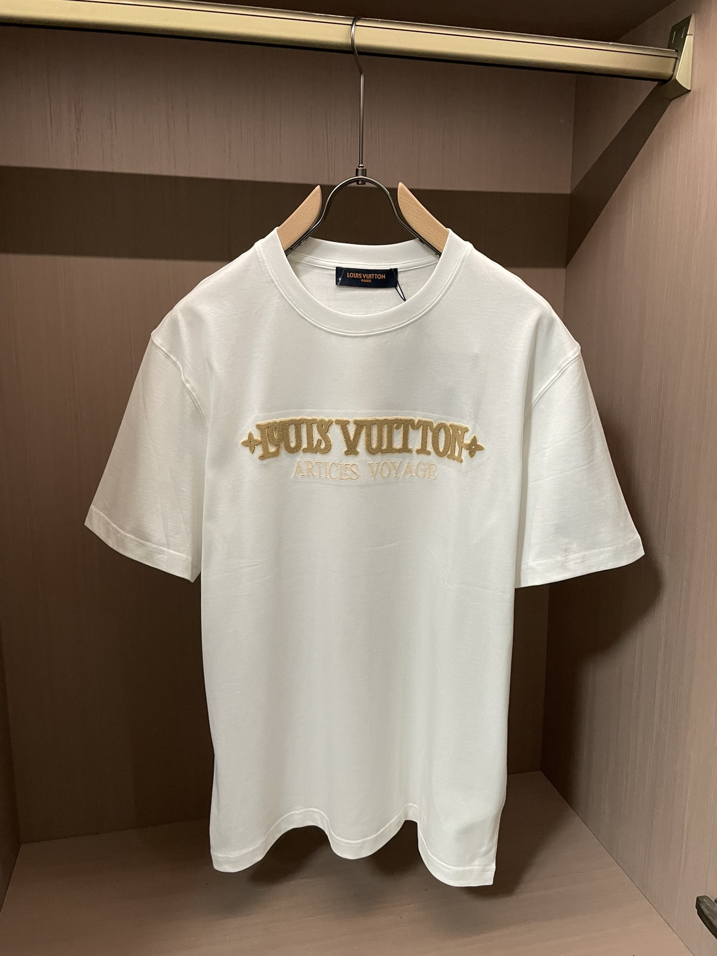 Lv 2026春夏新款首发专柜最新款短袖圆领T恤 高端订制 设计前卫时尚！品牌logo重工艺设计 高端定