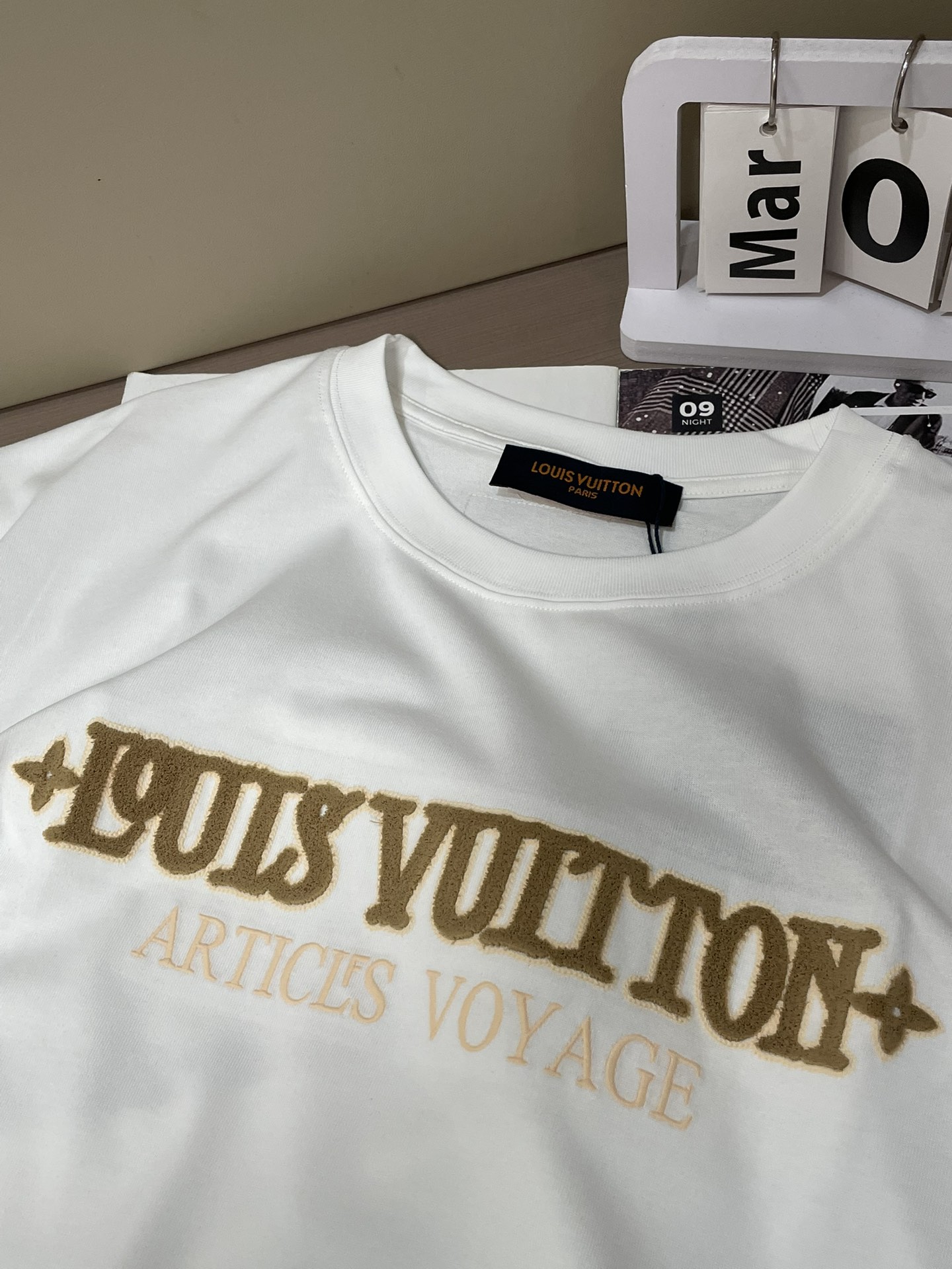 Lv 2026春夏新款首发专柜最新款短袖圆领T恤 高端订制 设计前卫时尚！品牌logo重工艺设计 高端定