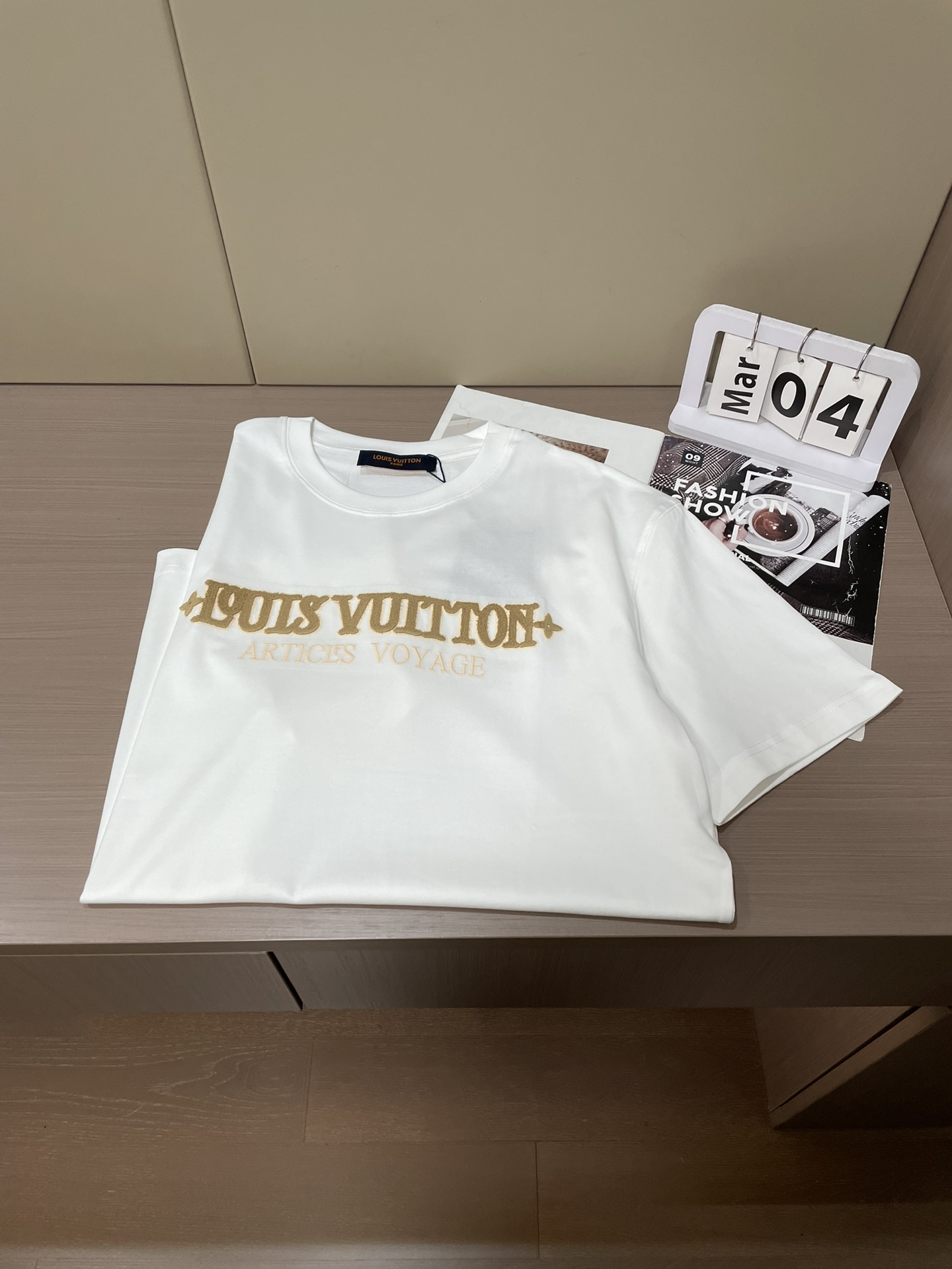 Lv 2026春夏新款首发专柜最新款短袖圆领T恤 高端订制 设计前卫时尚！品牌logo重工艺设计 高端定