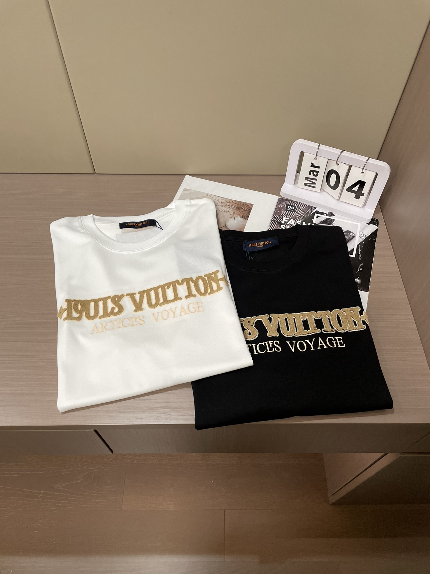 Lv 2026春夏新款首发专柜最新款短袖圆领T恤 高端订制 设计前卫时尚！品牌logo重工艺设计 高端定