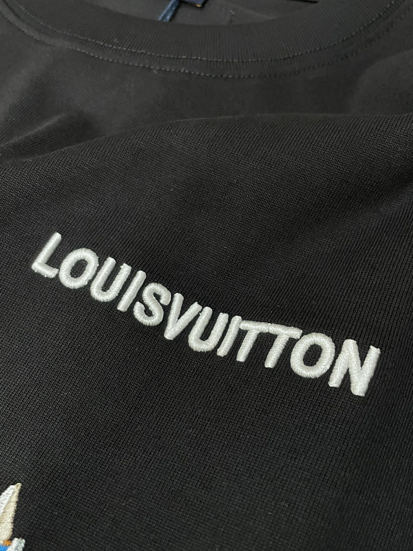 Lv 2026春夏新款首发专柜最新款短袖圆领T恤 高端订制 设计前卫时尚！品牌logo重工艺设计 高端定