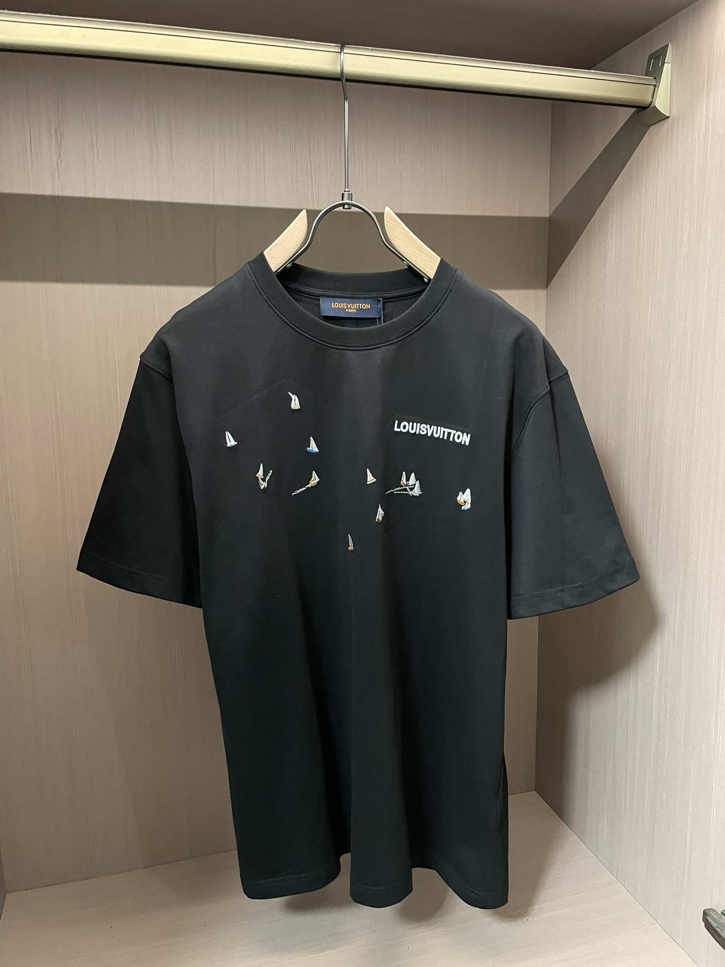 Lv 2026春夏新款首发专柜最新款短袖圆领T恤 高端订制 设计前卫时尚！品牌logo重工艺设计 高端定