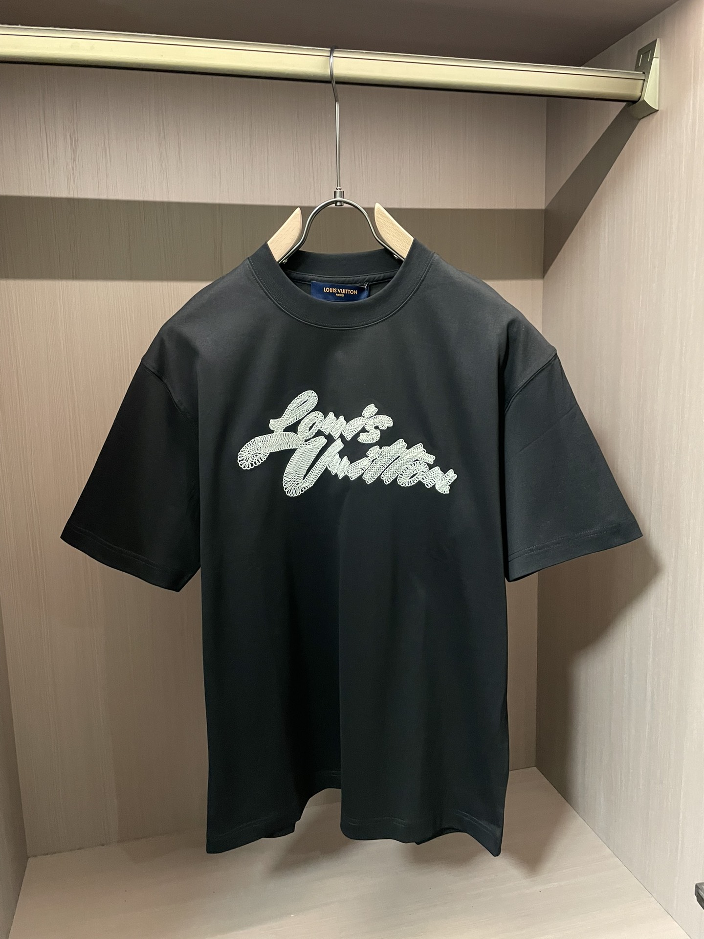 Lv 2026春夏新款首发专柜最新款短袖圆领T恤 高端订制 设计前卫时尚！品牌logo重工艺设计 高端定