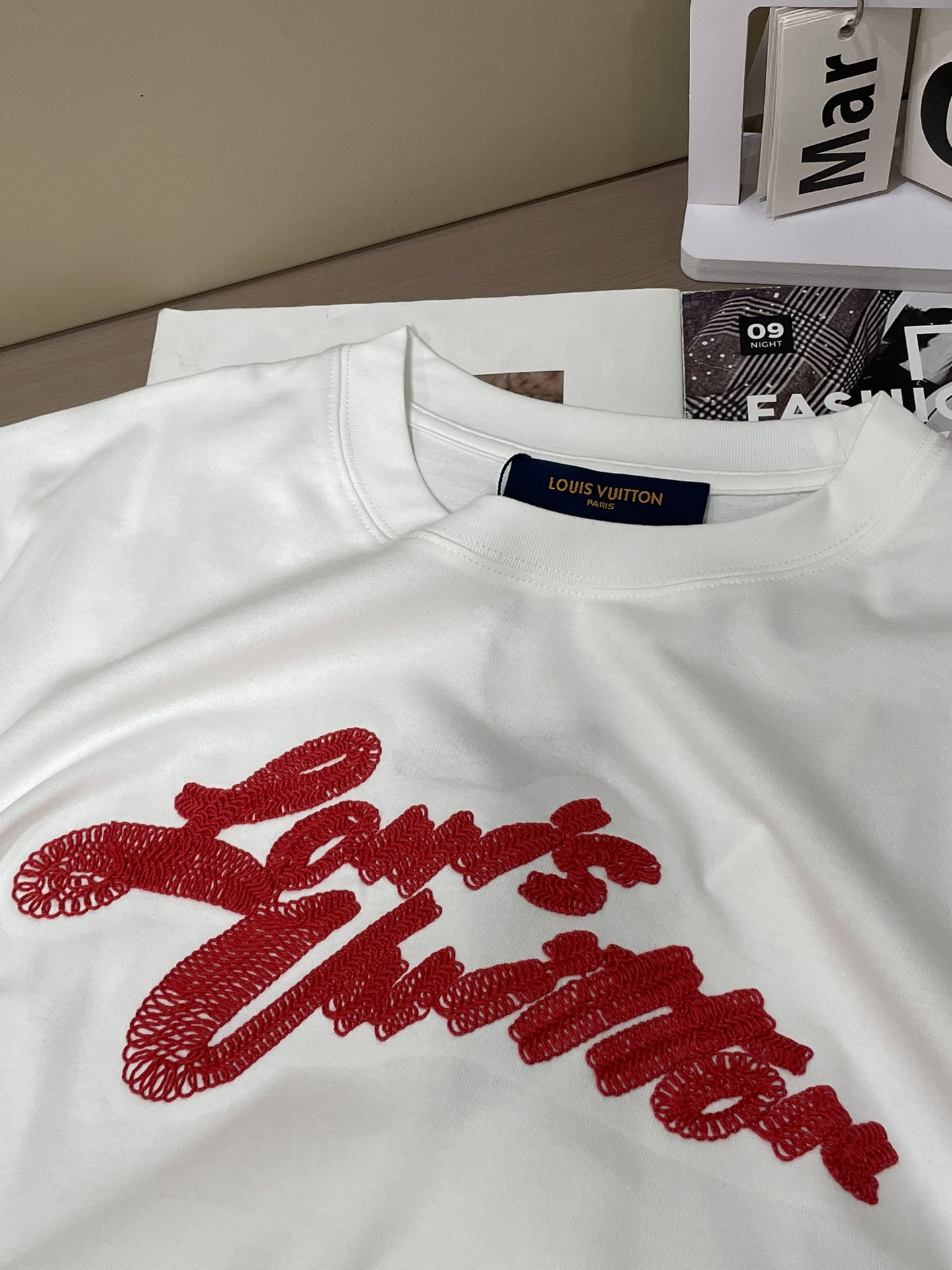Lv 2026春夏新款首发专柜最新款短袖圆领T恤 高端订制 设计前卫时尚！品牌logo重工艺设计 高端定