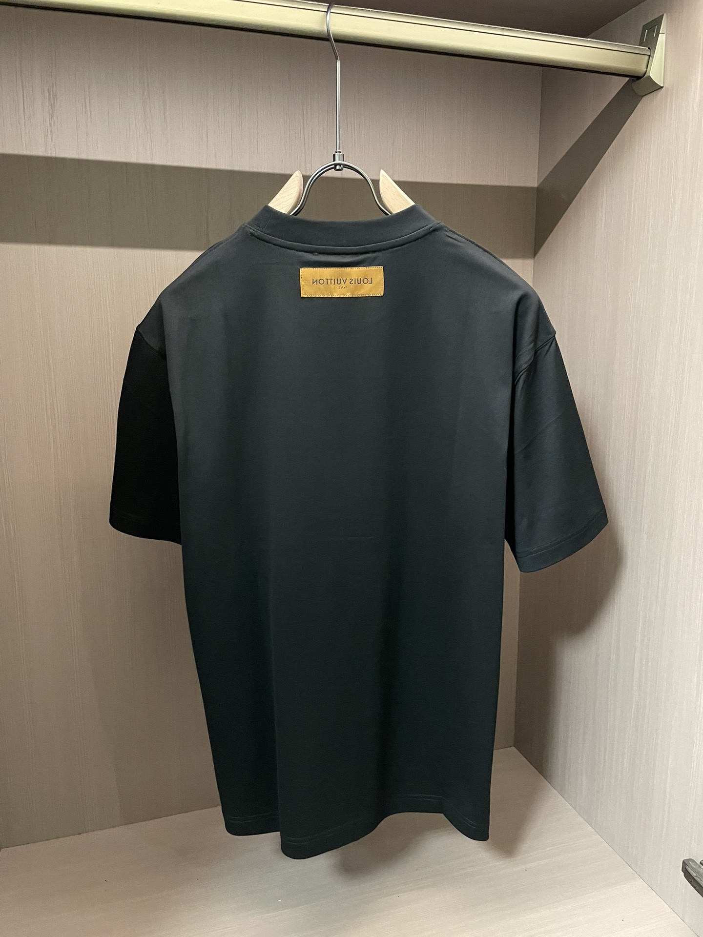 Lv 2026春夏新款首发专柜最新款短袖圆领T恤 高端订制 设计前卫时尚！品牌logo重工艺设计 高端定