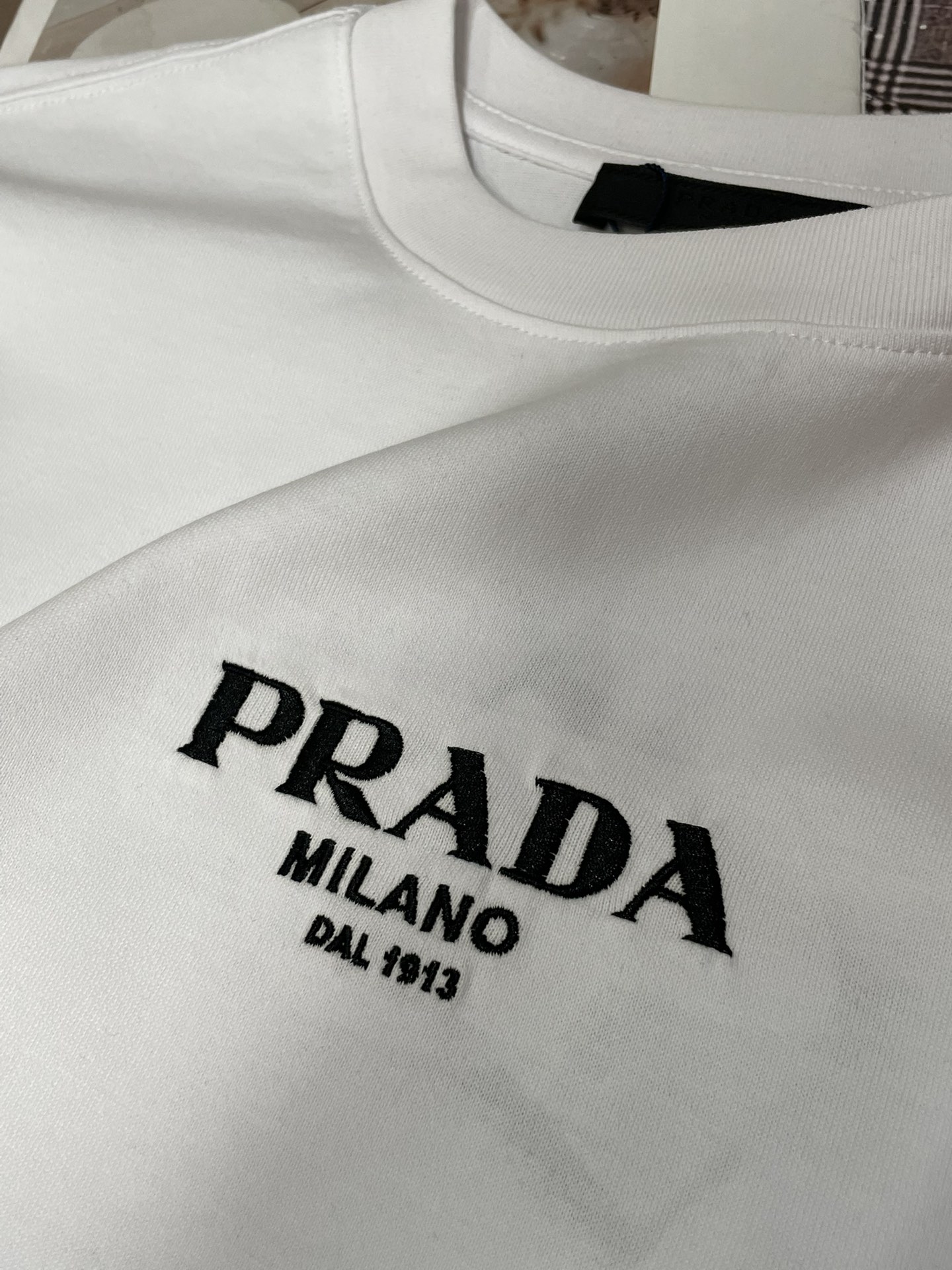 Prad 2026春夏新款首发专柜最新款短袖圆领T恤 高端订制 设计前卫时尚！品牌logo重工艺设计 高