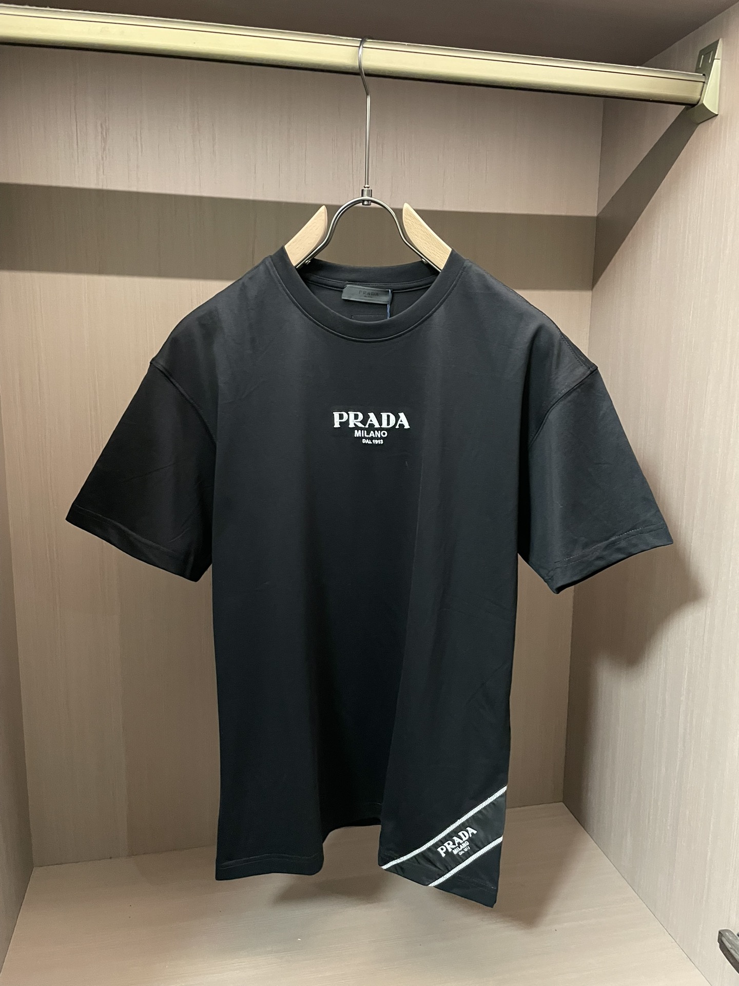 Prad 2026春夏新款首发专柜最新款短袖圆领T恤 高端订制 设计前卫时尚！品牌logo重工艺设计 高