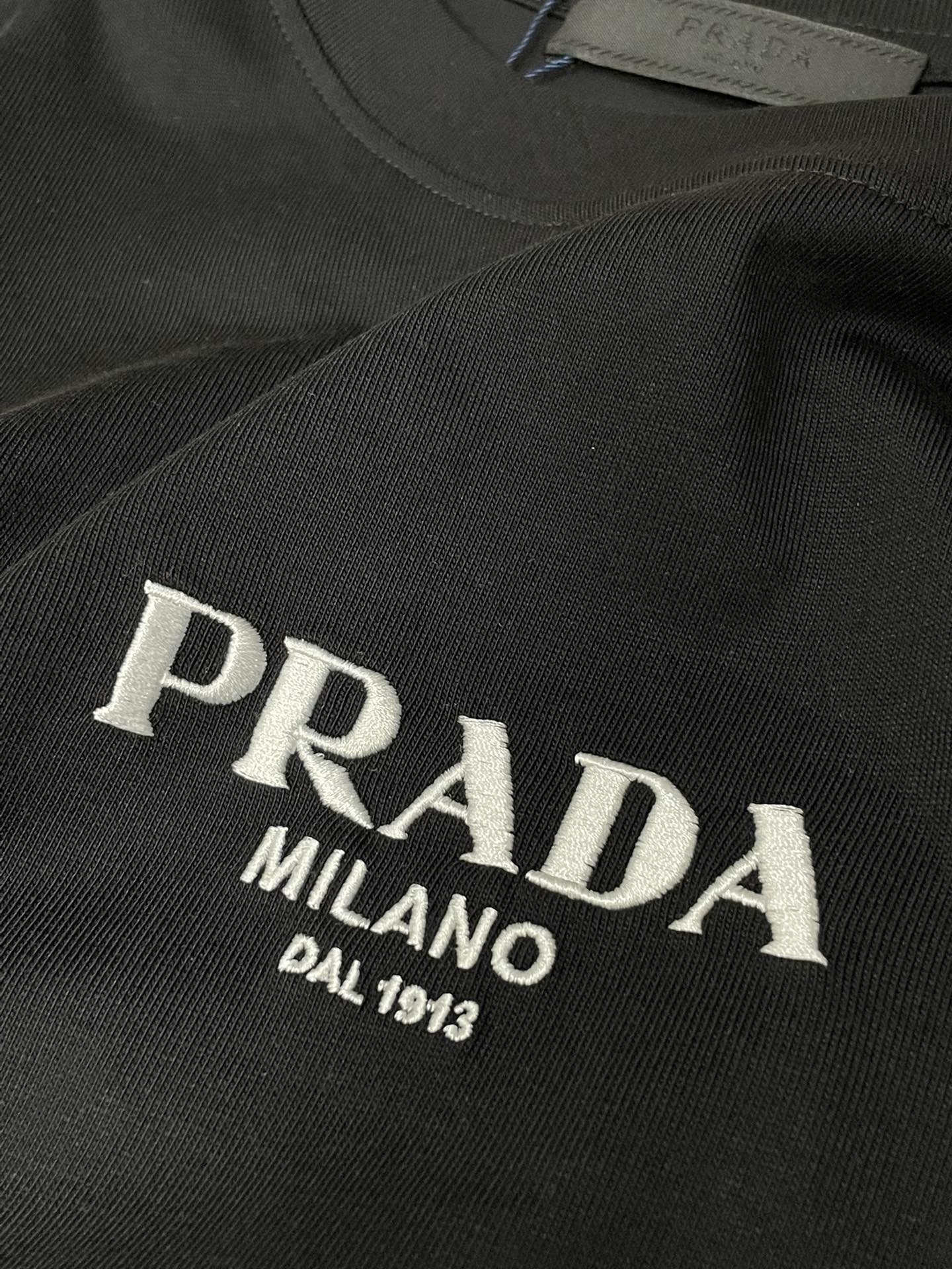 Prad 2026春夏新款首发专柜最新款短袖圆领T恤 高端订制 设计前卫时尚！品牌logo重工艺设计 高