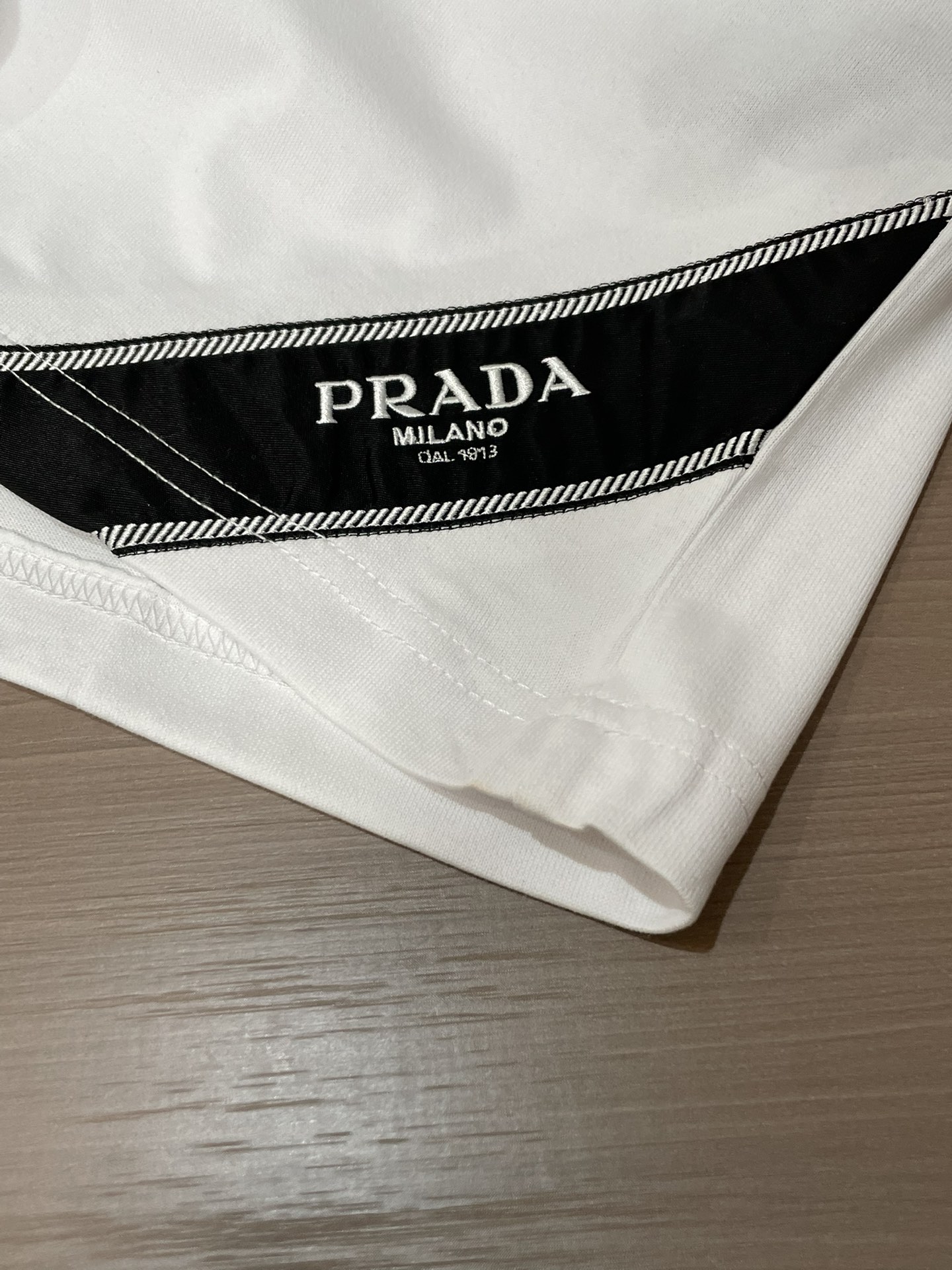 Prad 2026春夏新款首发专柜最新款短袖圆领T恤 高端订制 设计前卫时尚！品牌logo重工艺设计 高