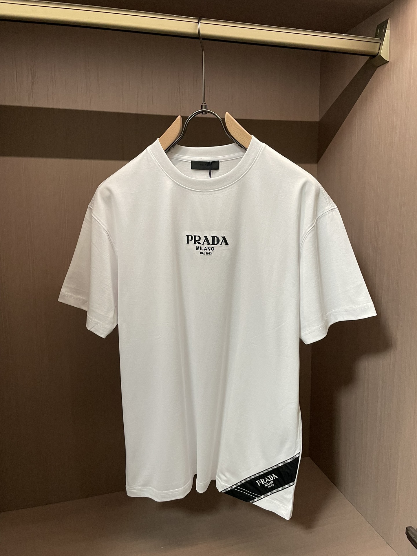 Prad 2026春夏新款首发专柜最新款短袖圆领T恤 高端订制 设计前卫时尚！品牌logo重工艺设计 高