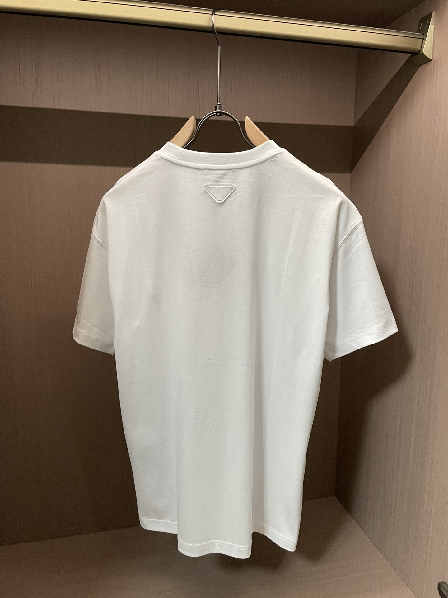 Prad 2026春夏新款首发专柜最新款短袖圆领T恤 高端订制 设计前卫时尚！品牌logo重工艺设计 高