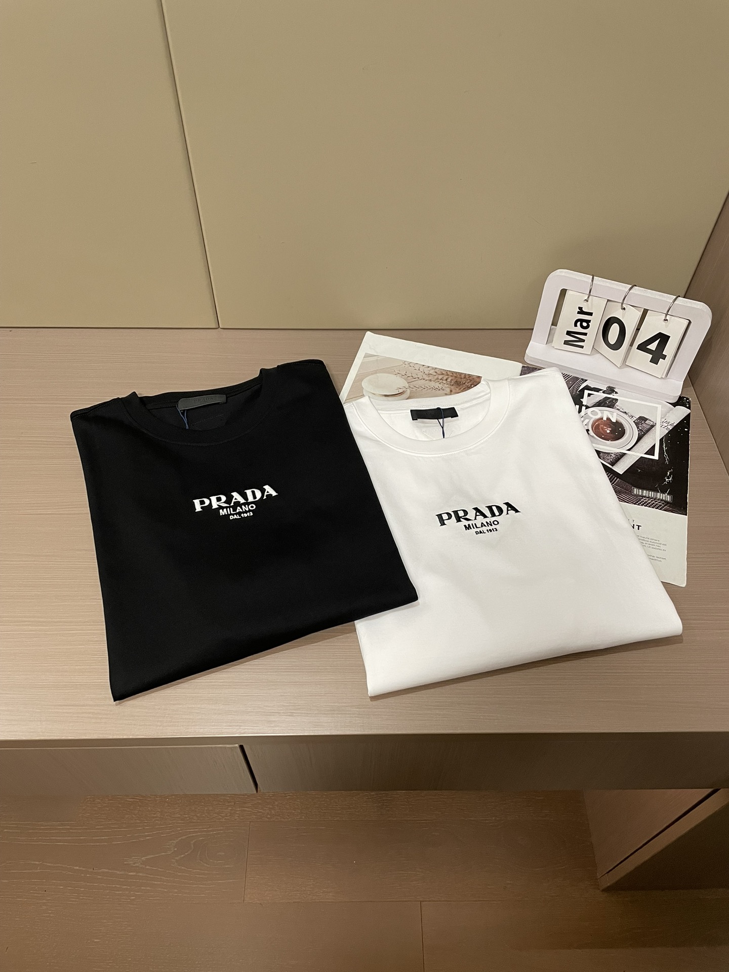 Prad 2026春夏新款首发专柜最新款短袖圆领T恤 高端订制 设计前卫时尚！品牌logo重工艺设计 高