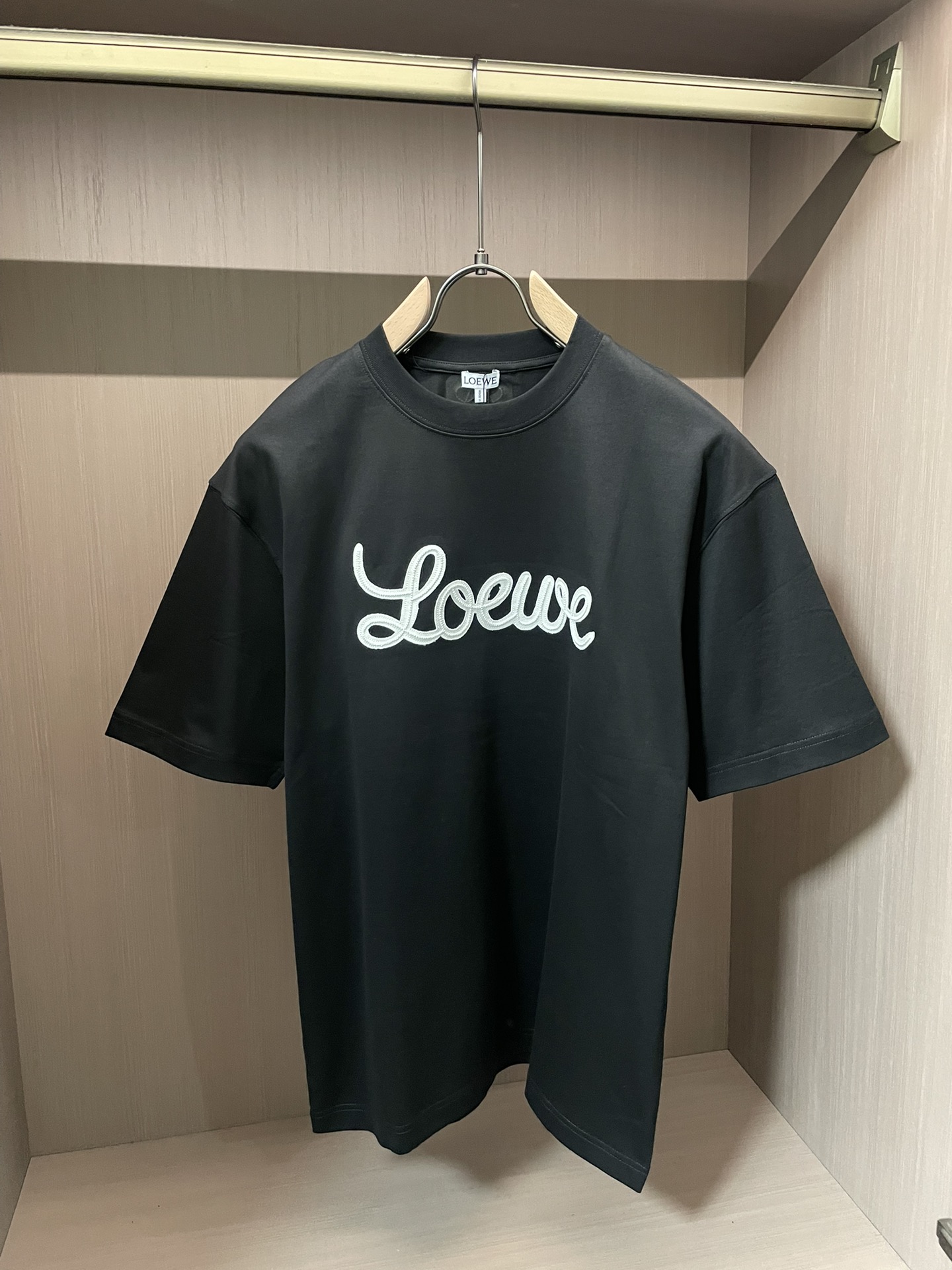 Loewe 2026春夏新款首发专柜最新款短袖圆领T恤 高端订制 设计前卫时尚！品牌logo重工艺设计 