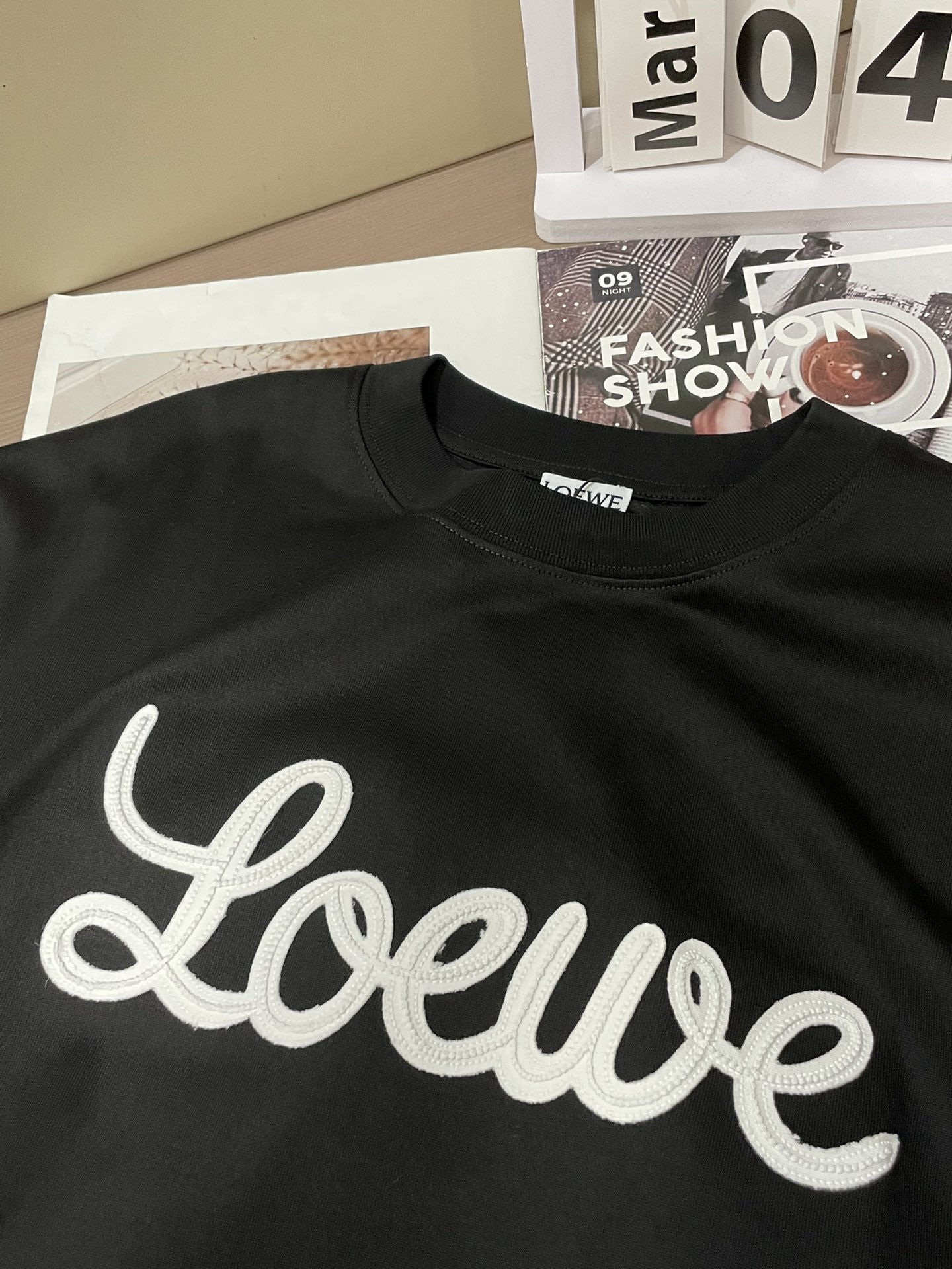 Loewe 2026春夏新款首发专柜最新款短袖圆领T恤 高端订制 设计前卫时尚！品牌logo重工艺设计 