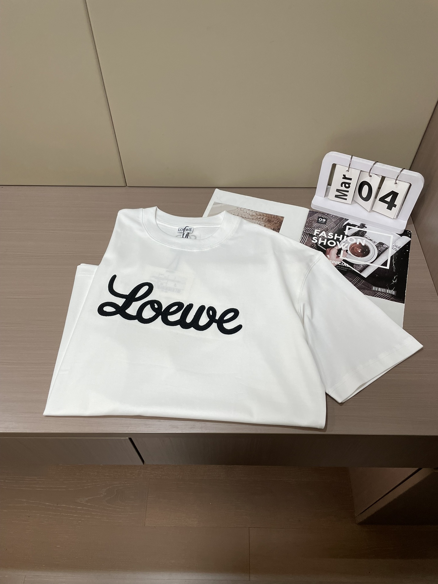 Loewe 2026春夏新款首发专柜最新款短袖圆领T恤 高端订制 设计前卫时尚！品牌logo重工艺设计 