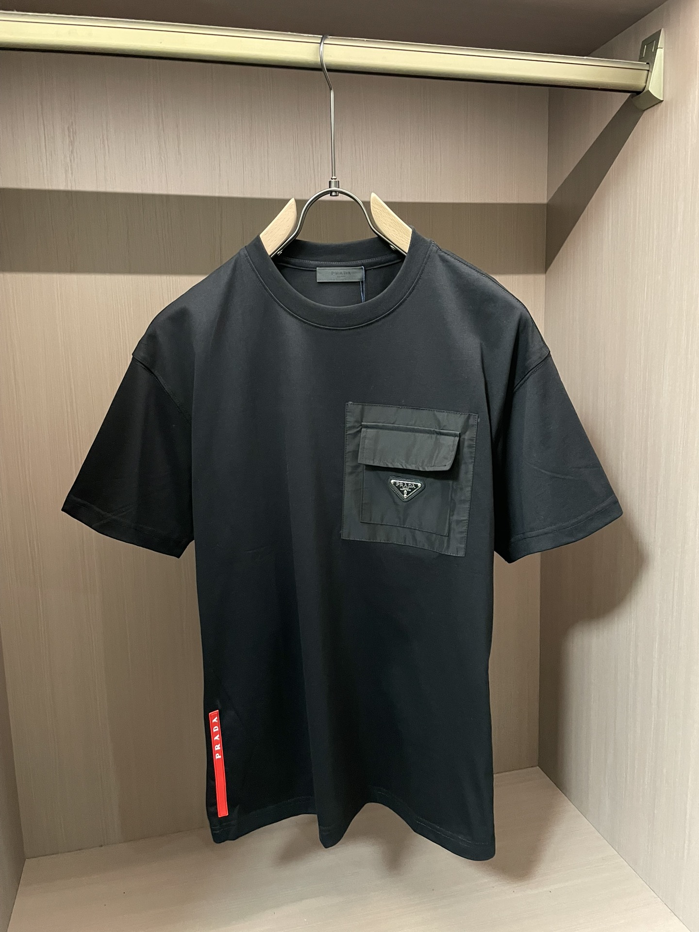 Prad 2026春夏新款首发专柜最新款短袖圆领T恤 高端订制 设计前卫时尚！品牌logo重工艺设计 高