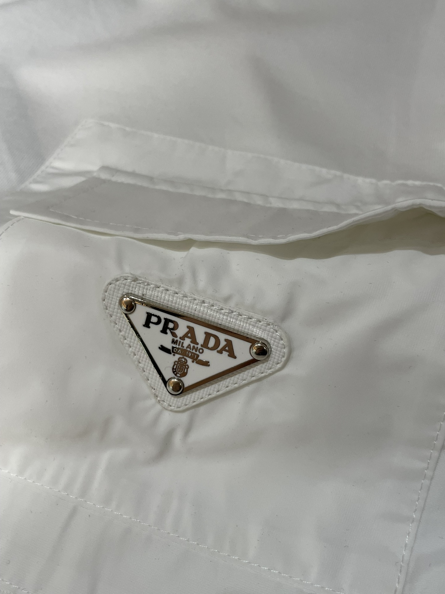 Prad 2026春夏新款首发专柜最新款短袖圆领T恤 高端订制 设计前卫时尚！品牌logo重工艺设计 高