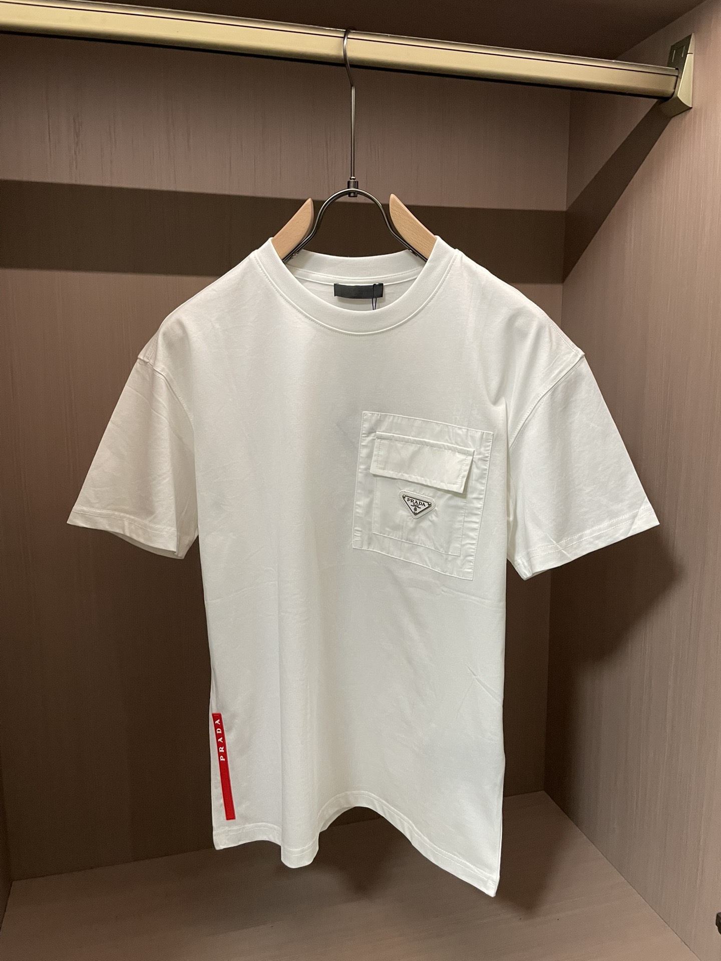 Prad 2026春夏新款首发专柜最新款短袖圆领T恤 高端订制 设计前卫时尚！品牌logo重工艺设计 高