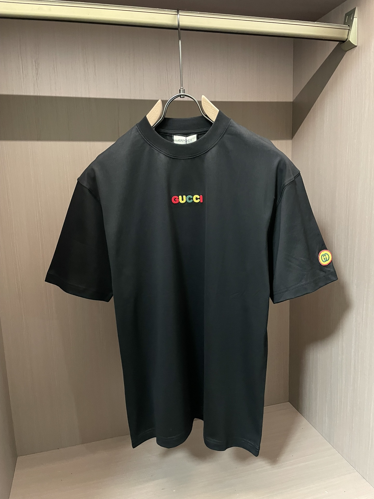 Gucc 2026春夏新款首发专柜最新款短袖圆领T恤 高端订制 设计前卫时尚！品牌logo重工艺设计 高
