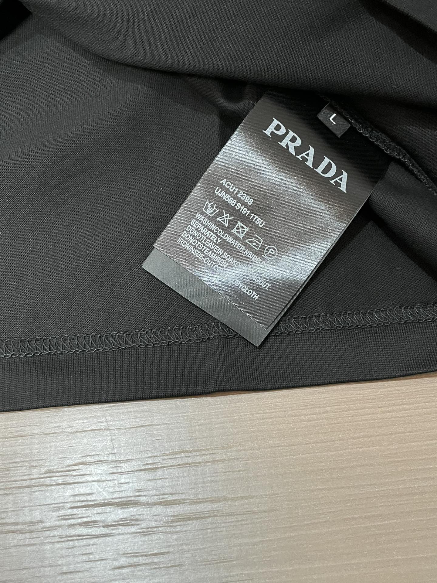 Prad 2026春夏新款首发专柜最新款短袖圆领T恤 高端订制 设计前卫时尚！品牌logo重工艺设计 高