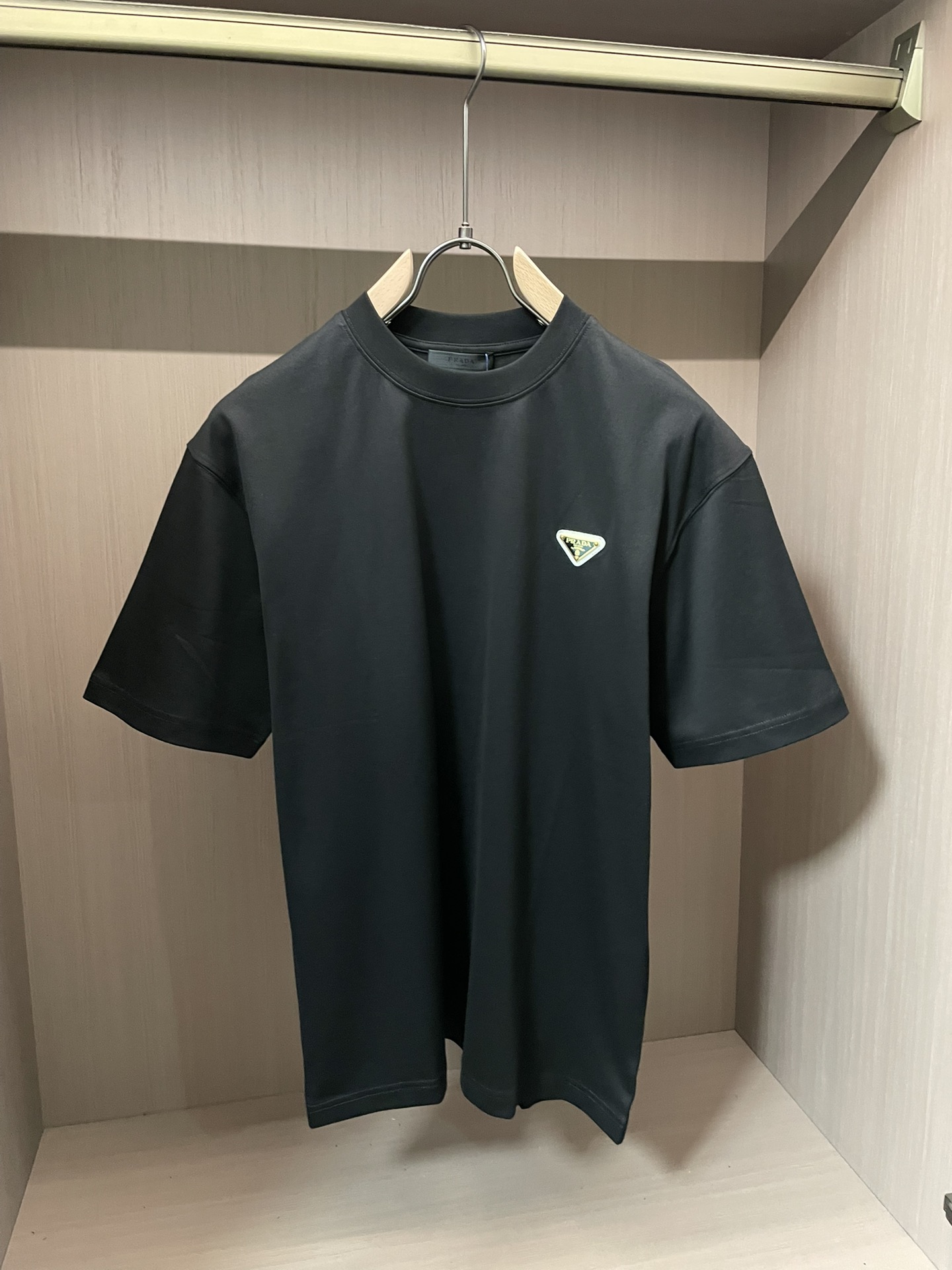 Prad 2026春夏新款首发专柜最新款短袖圆领T恤 高端订制 设计前卫时尚！品牌logo重工艺设计 高