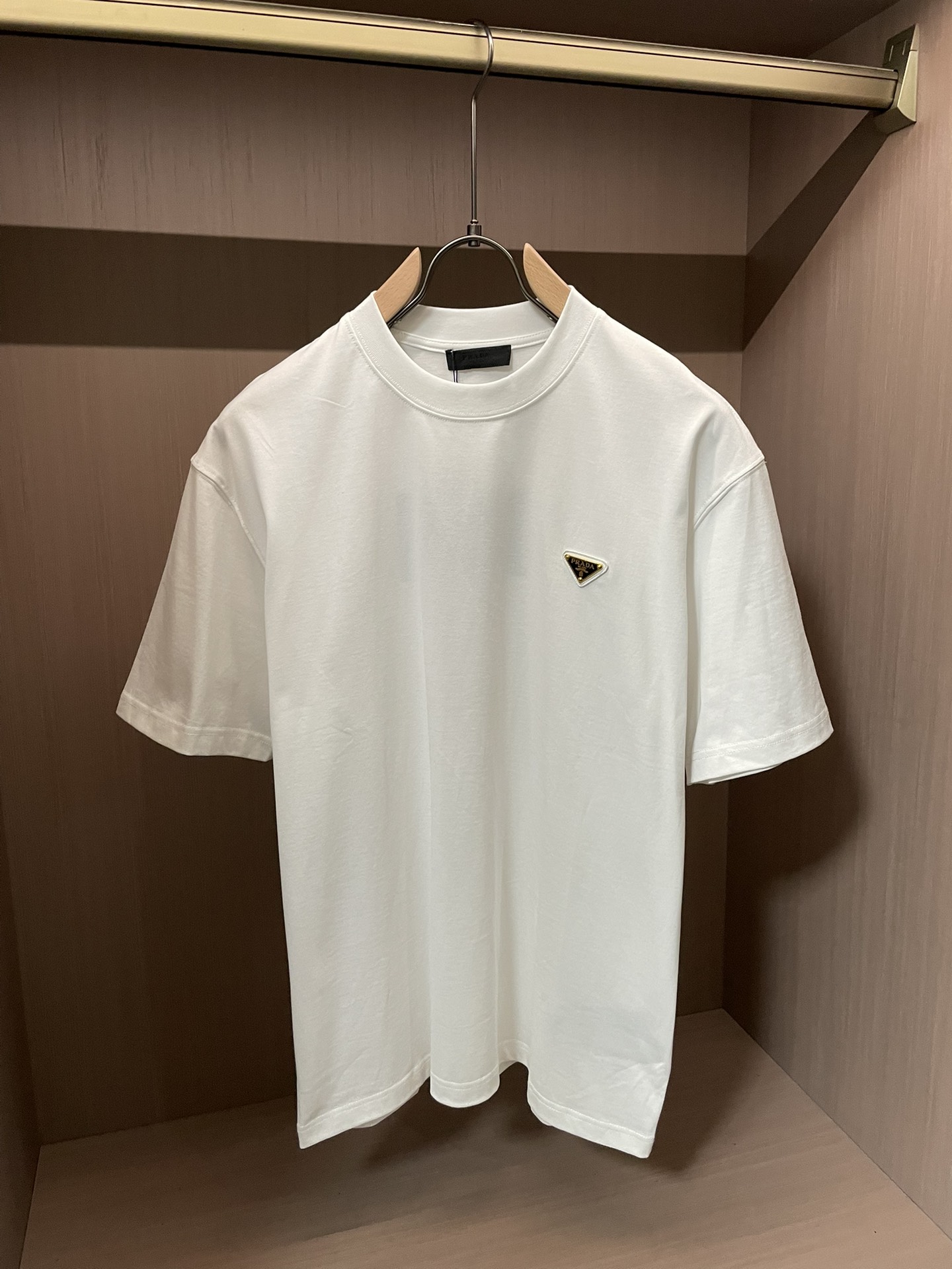 Prad 2026春夏新款首发专柜最新款短袖圆领T恤 高端订制 设计前卫时尚！品牌logo重工艺设计 高