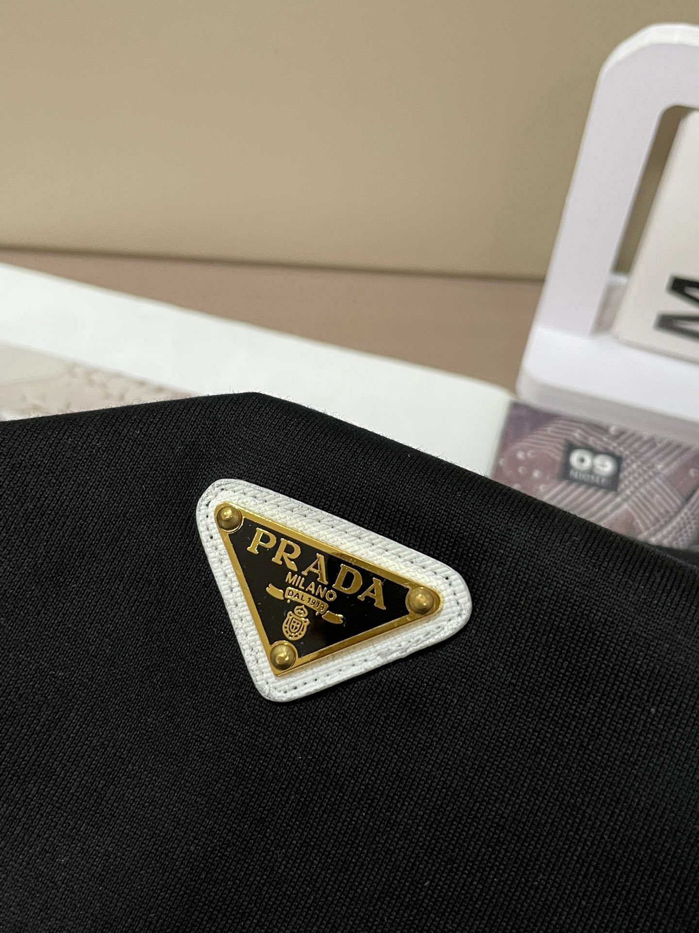 Prad 2026春夏新款首发专柜最新款短袖圆领T恤 高端订制 设计前卫时尚！品牌logo重工艺设计 高